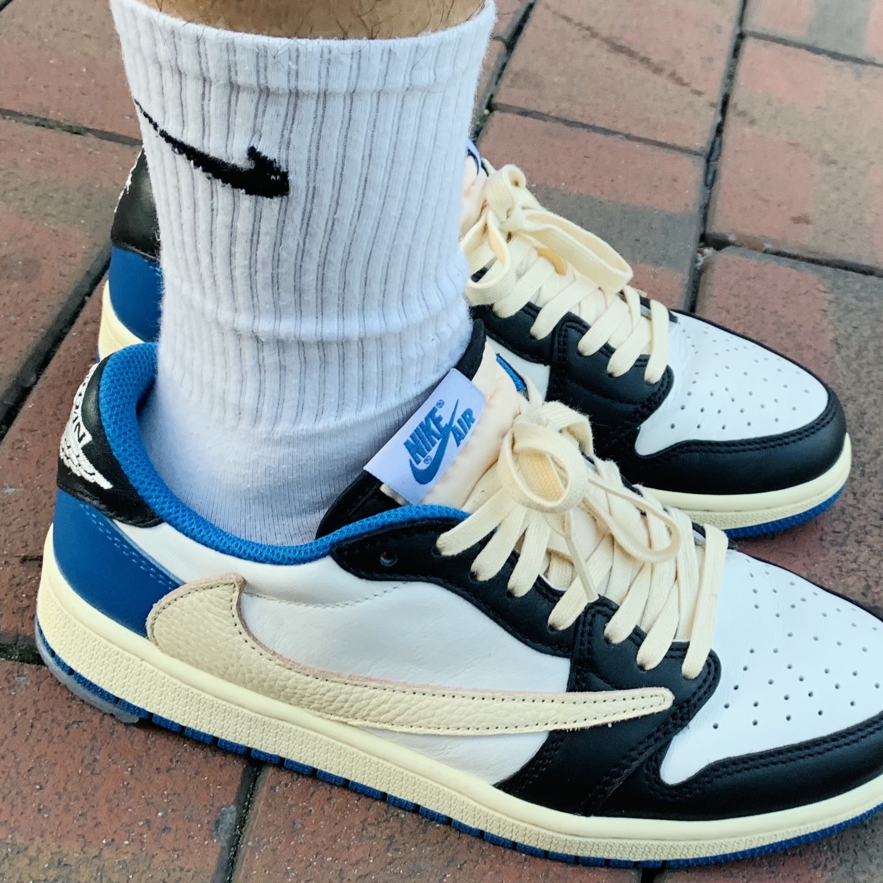 Jordan 1 x Travis Scott x Fragment Retro Low OG SP Military Blue 착용 스타일 - 2