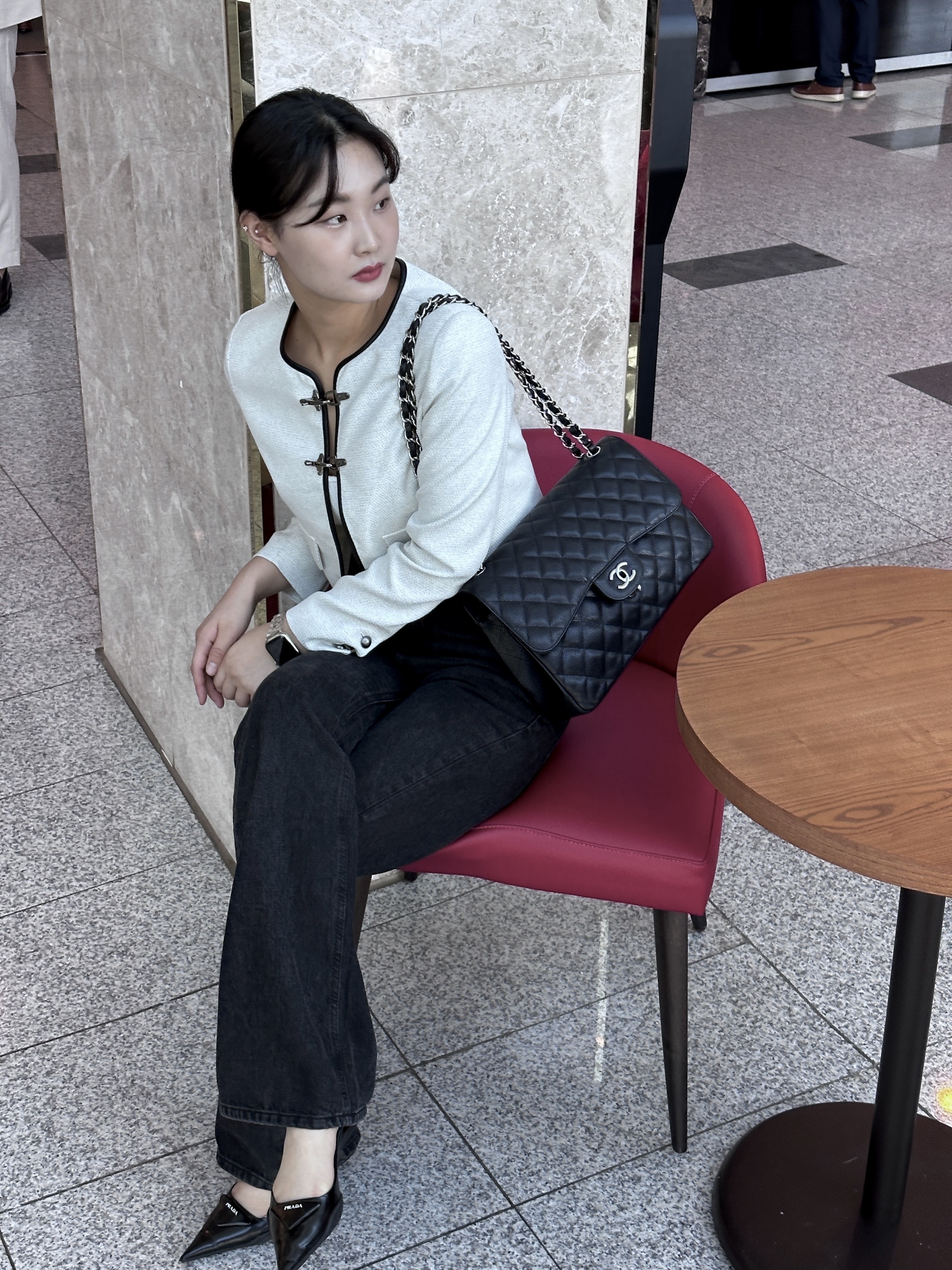 Chanel Large Classic Handbag Grained Calfskin & Silver Black 착용 스타일 - 1