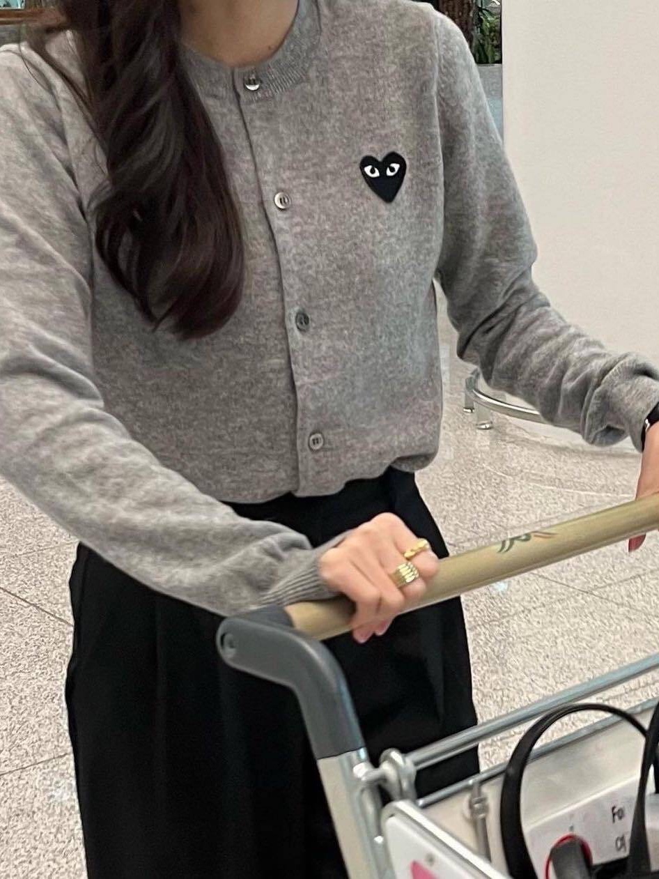 (W) Play Comme des Garcons Black Heart Knit Cardigan Beige, (W) Play Comme des Garcons White Heart Knit Cardigan Natural 착용 스타일 - 4