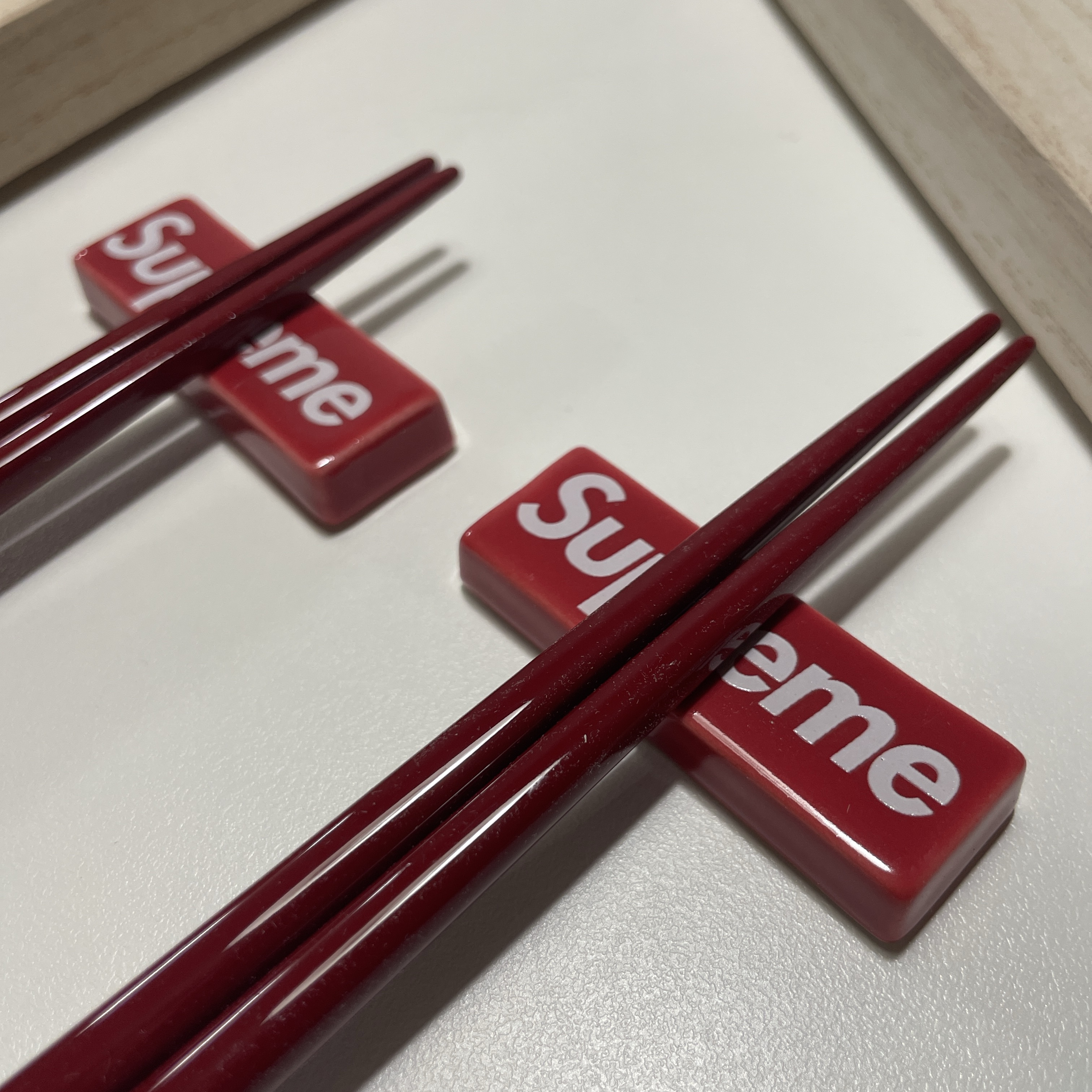 Supreme Chopstick Set Red - 23FW, Supreme Zoni Glitter Bowl Red - 23FW 착용 스타일 - 2