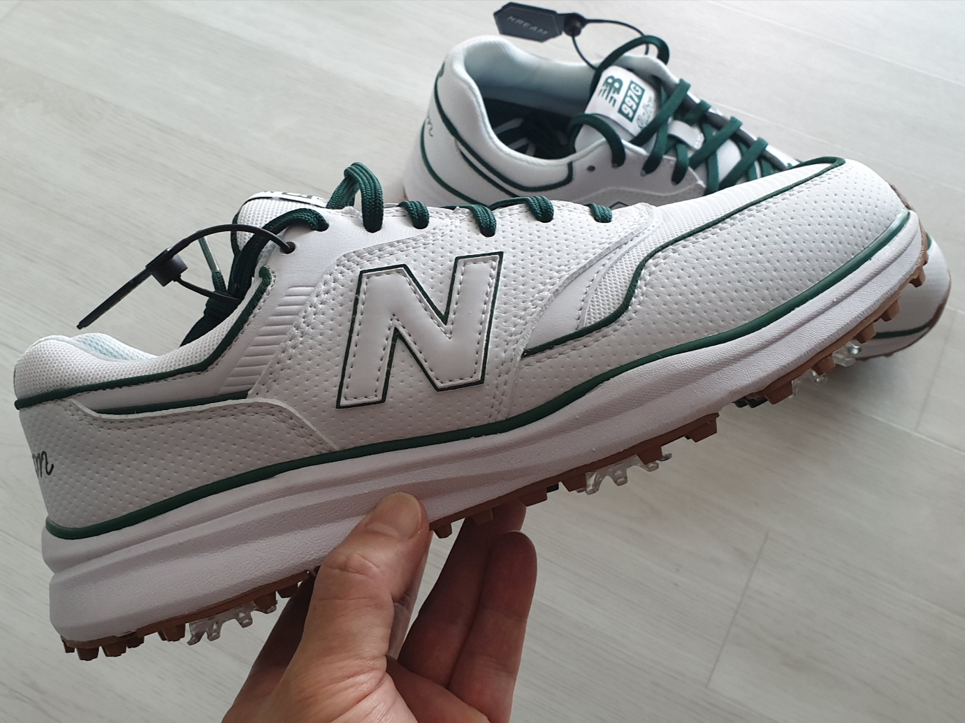 New Balance x Malbon 997 Golf White Green 착용 스타일 - 2