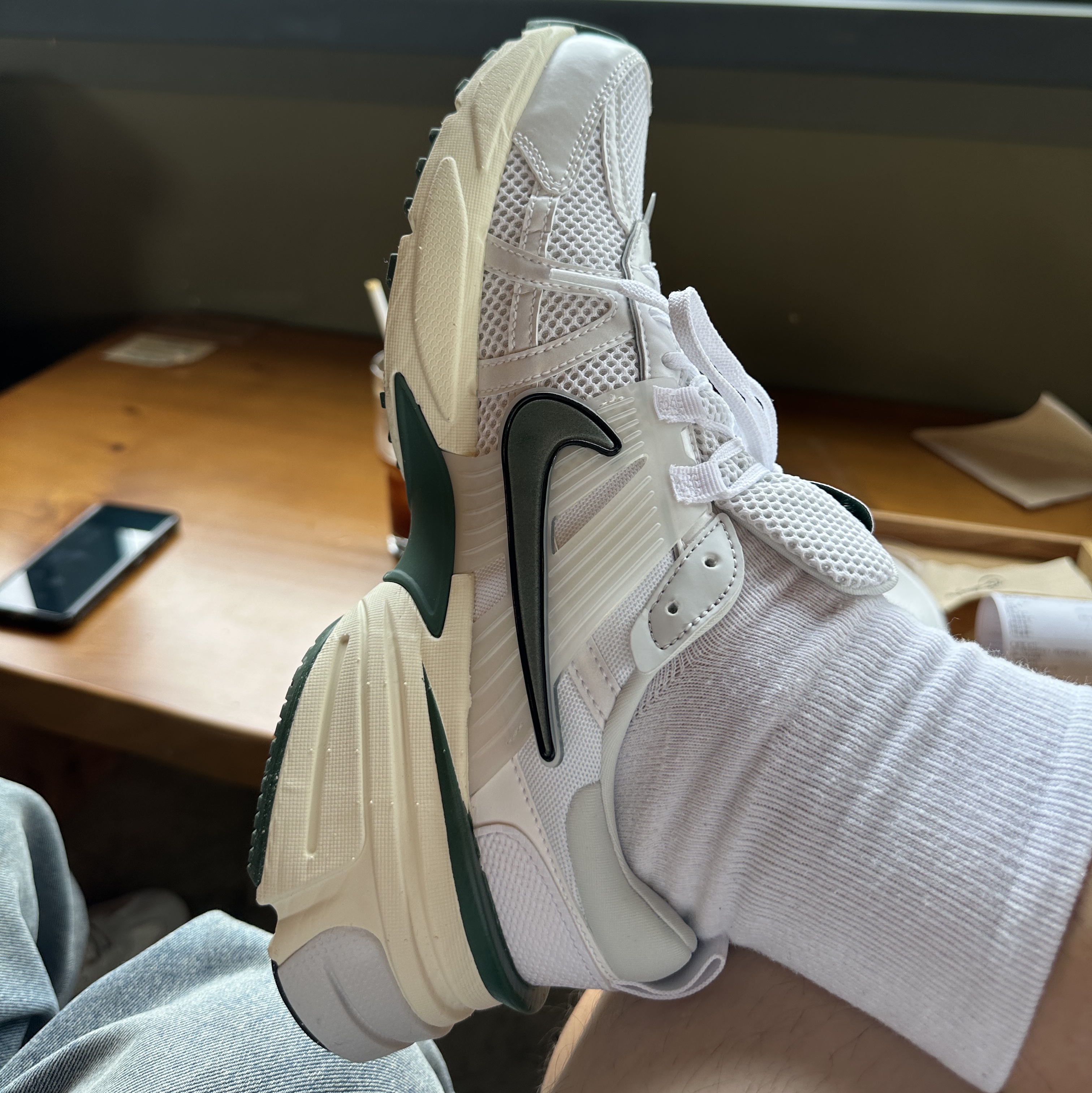 Nike V2K Run White Fir 착용 스타일 - 2