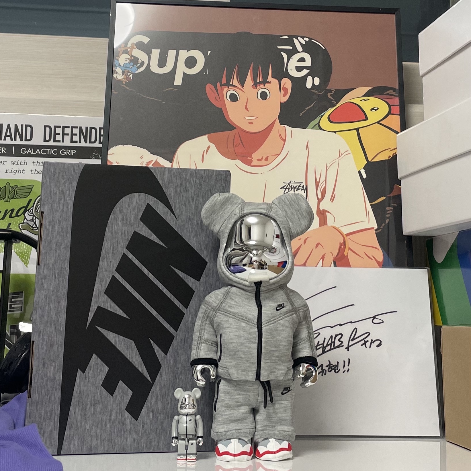 Bearbrick x Nike Tech Fleece N98 100% & 400& Set, Uniqlo UT x Kaws Short Sleeve Graphic T-Shirt White 착용 스타일 - 1