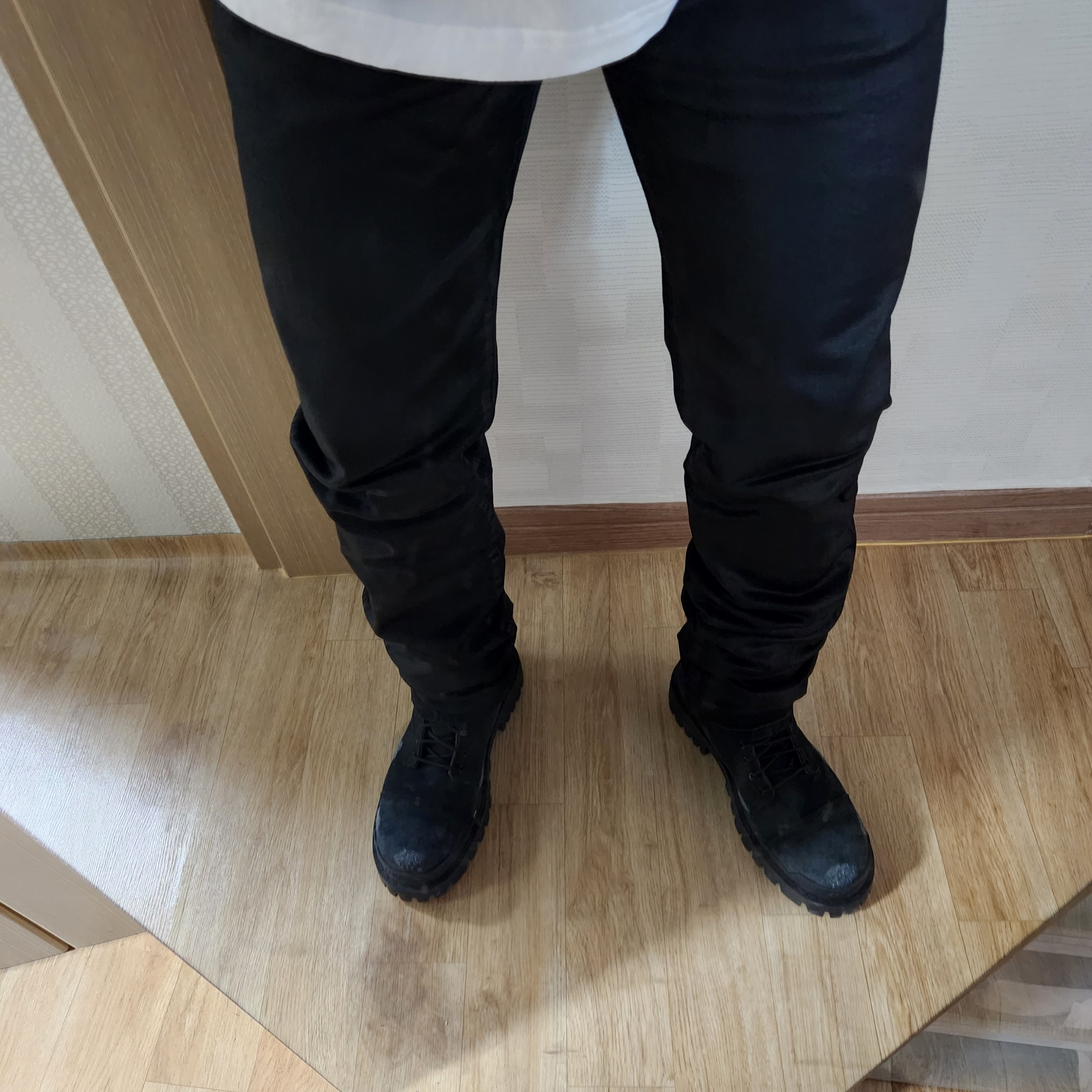 Balenciaga Combat Strike 20mm Boots Black, Undermycar Black Mamba Slim Fit Red Stitch Wax Coating Jeans Rumba Red - 22FW 착용 스타일 - 2