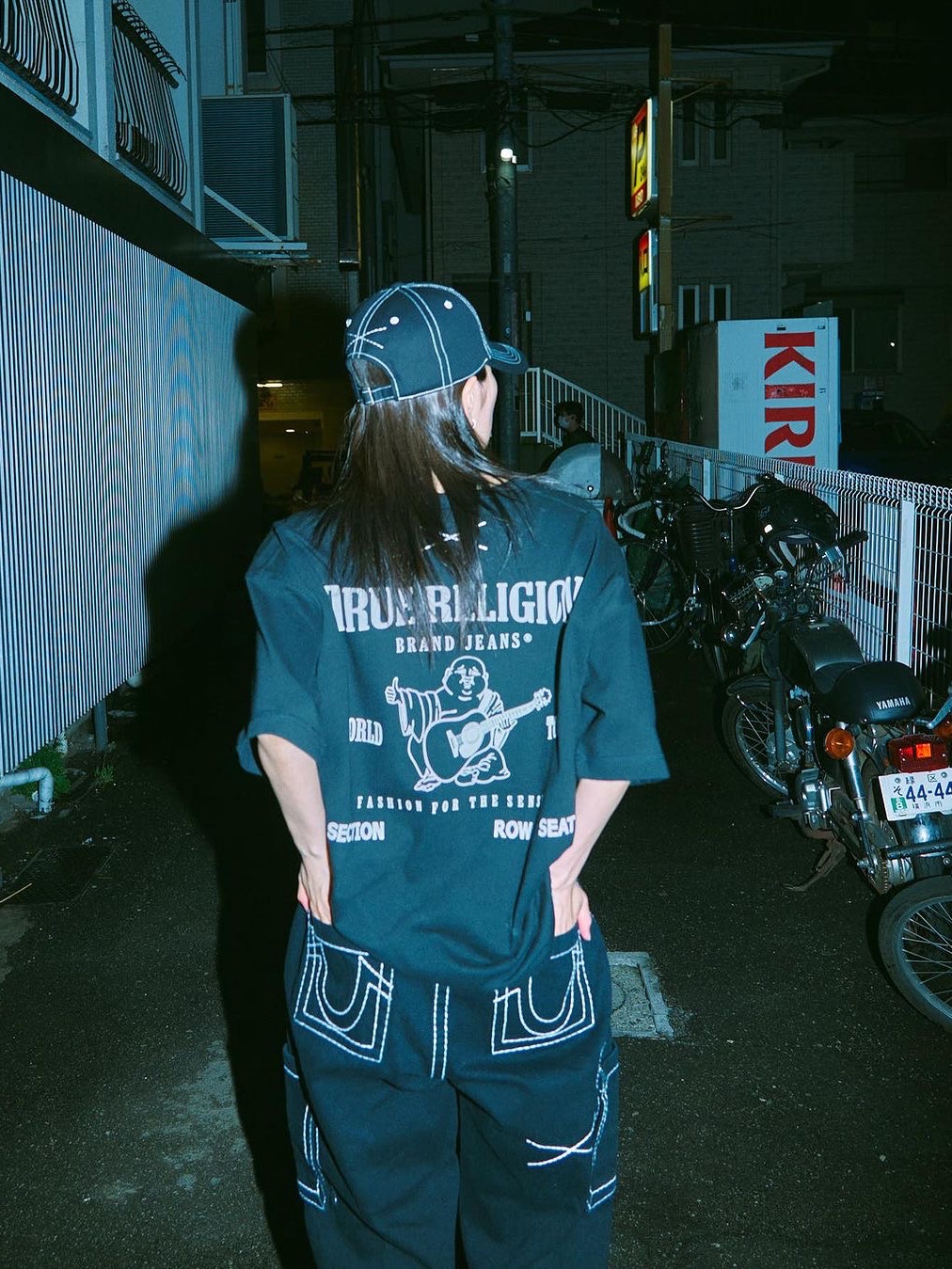 True Religion Origin Logo T-Shirt Navy 착용 스타일