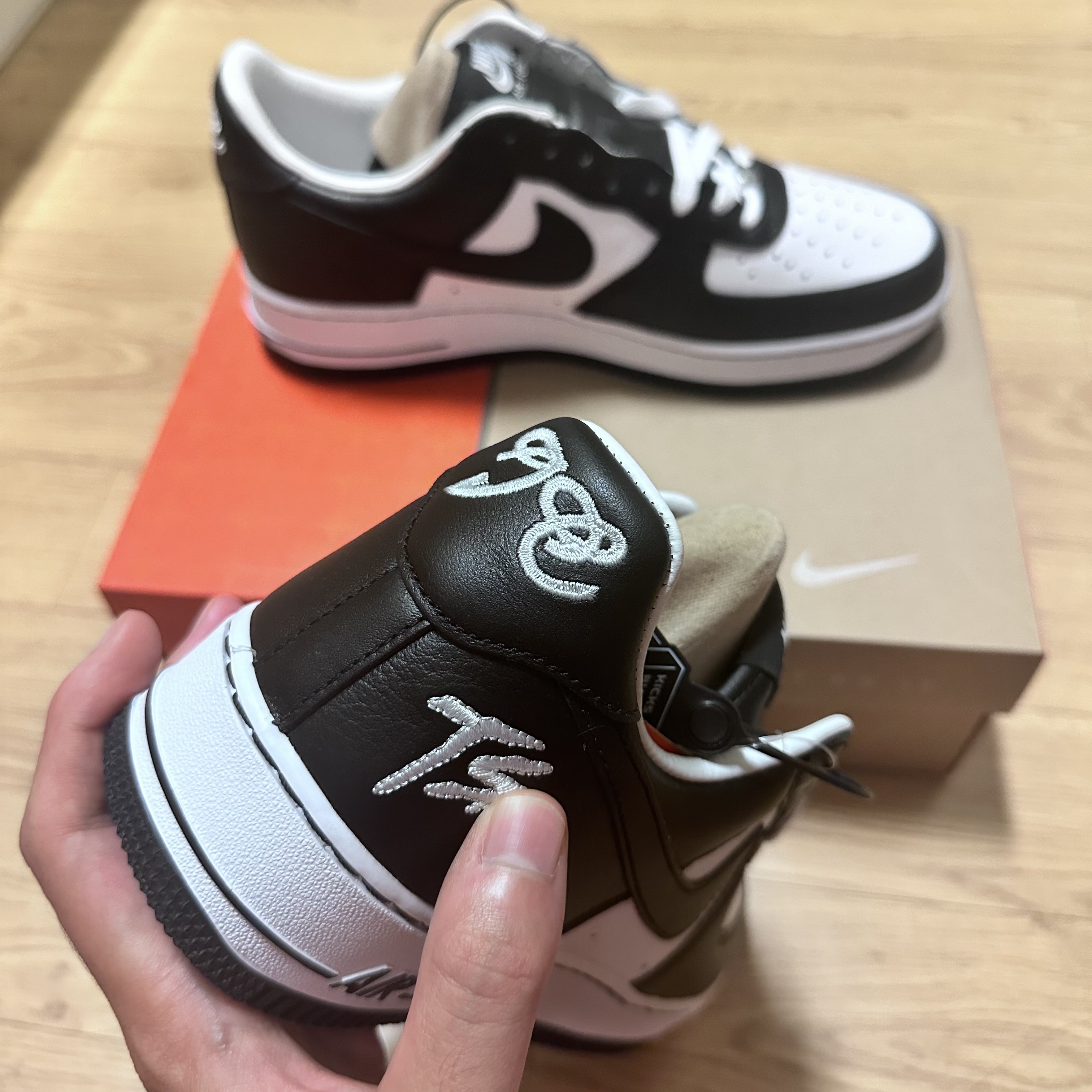 Nike x Terror Squad Air Force 1 Low QS Blackout 착용 스타일 - 5