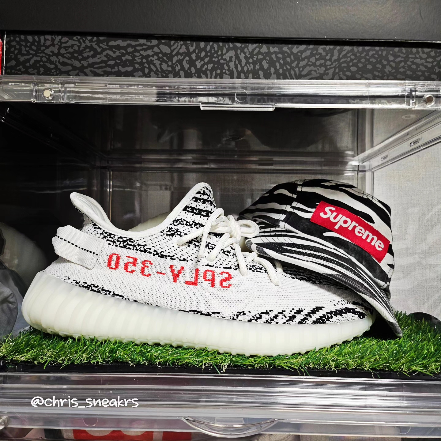 Stussy Small Stock Crew Socks White (3 Pack), Adidas Yeezy Boost 350 V2 Zebra 2022/2023 착용 스타일 - 4
