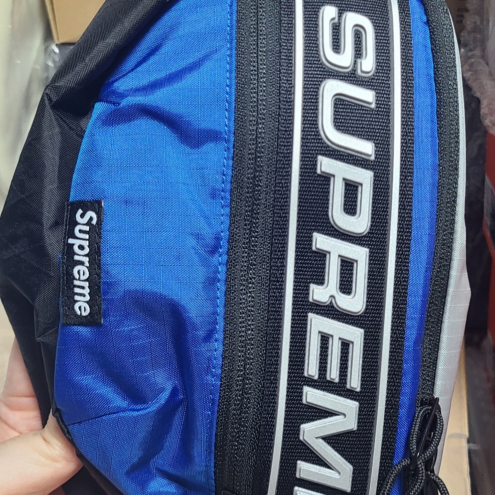 Supreme Waist Bag Blue - 23FW 착용 스타일 - 1