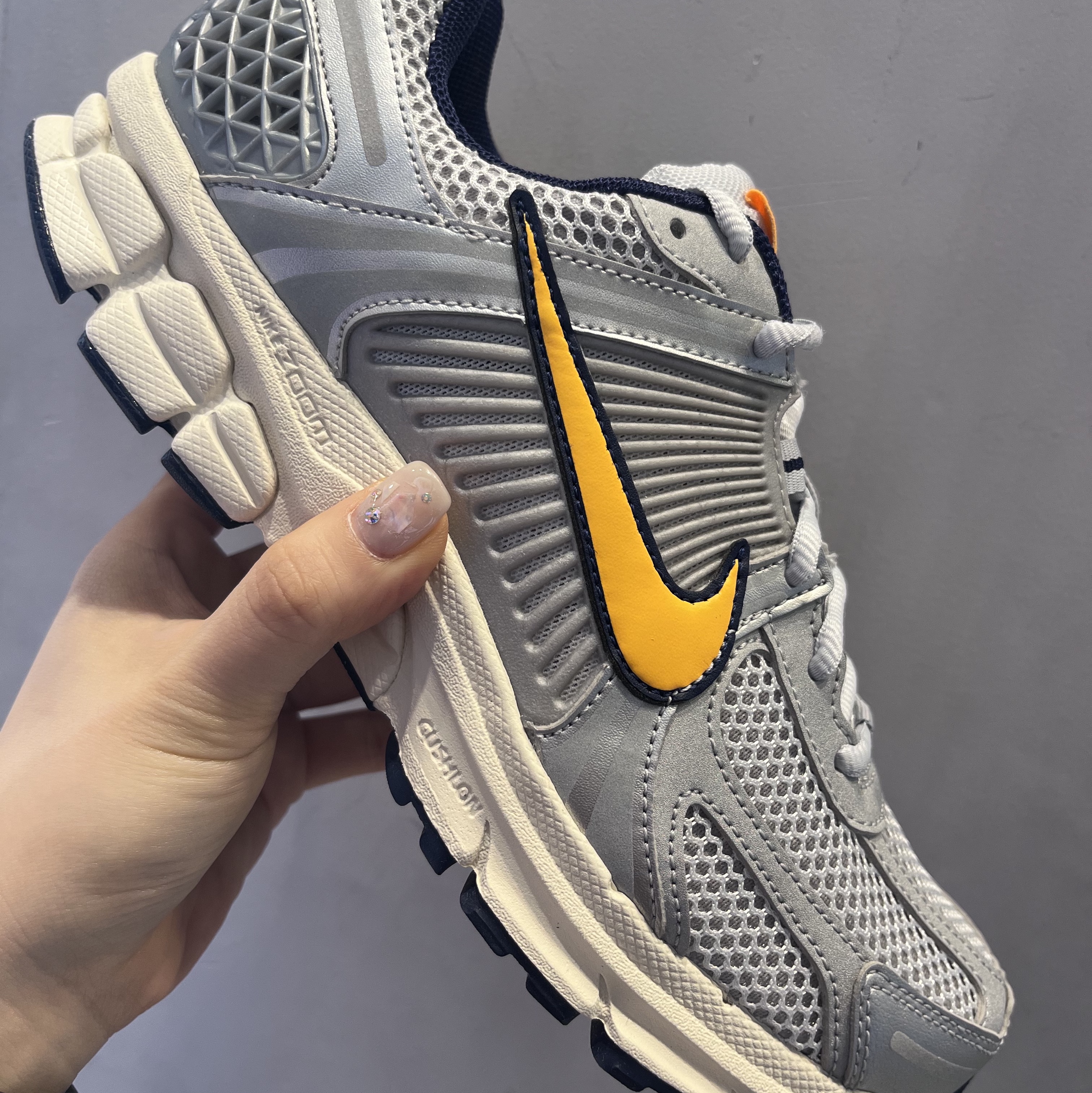 Nike Zoom Vomero 5 Pure Platinum and Laser Orange 착용 스타일