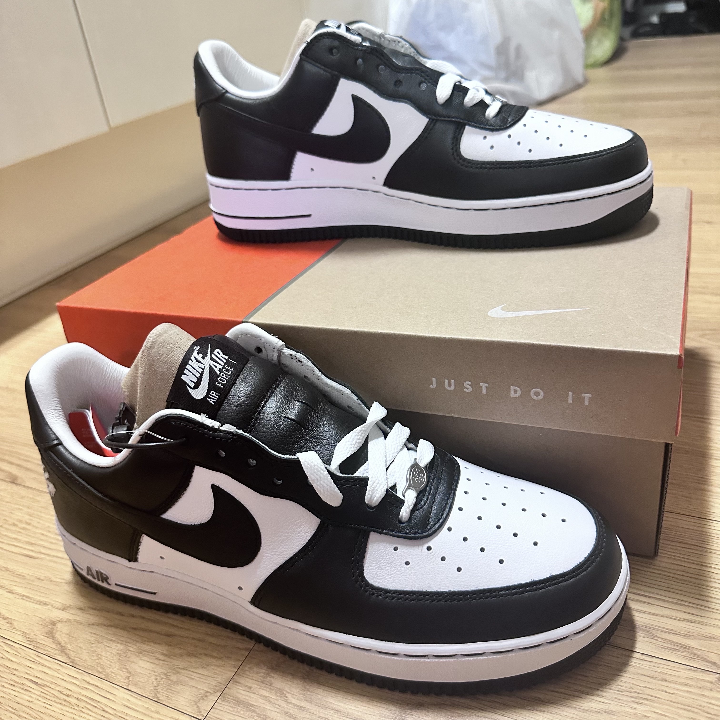 Nike x Terror Squad Air Force 1 Low QS Blackout 착용 스타일 - 4