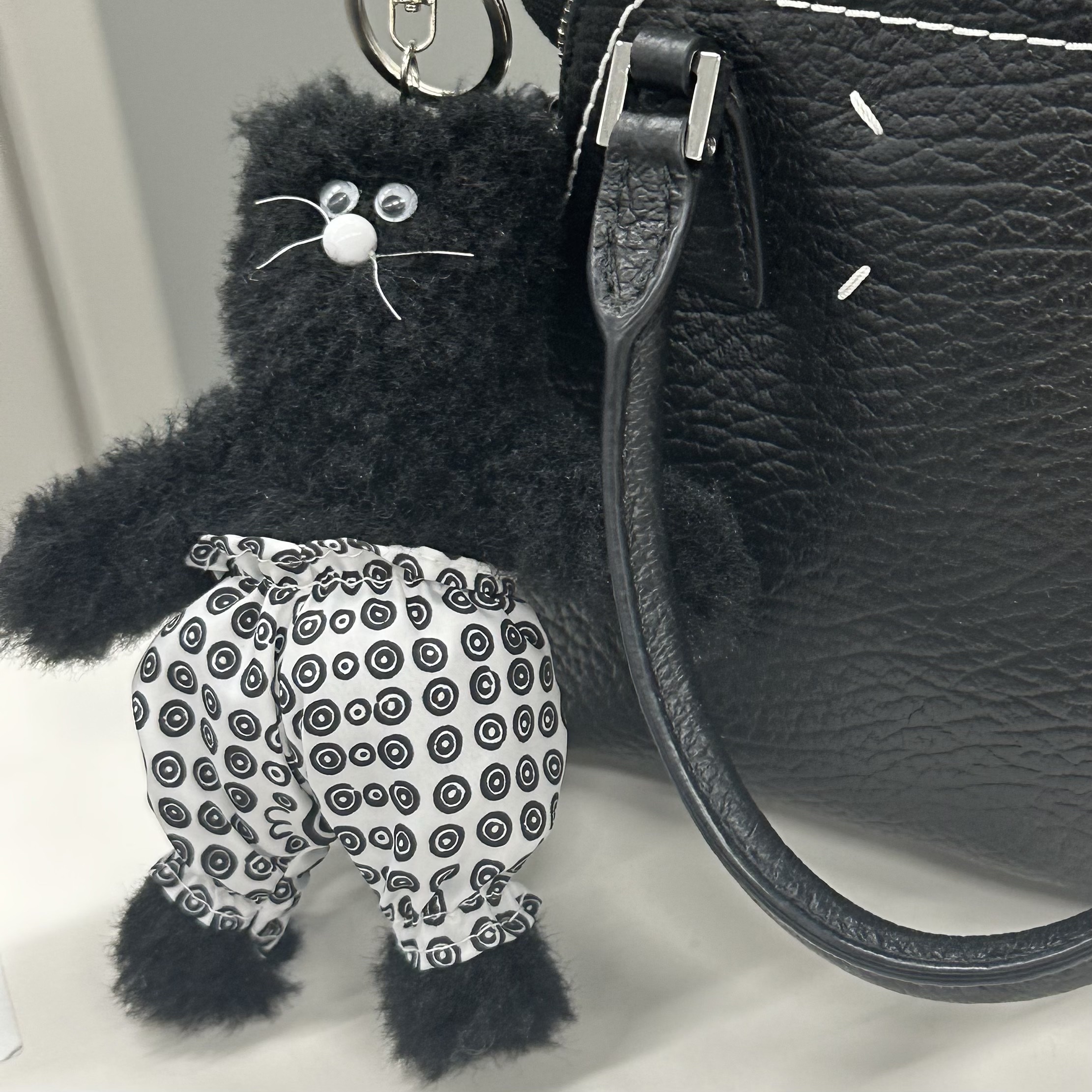 Monamhee x 10 Corso Como Bianco Keyring Black 착용 스타일