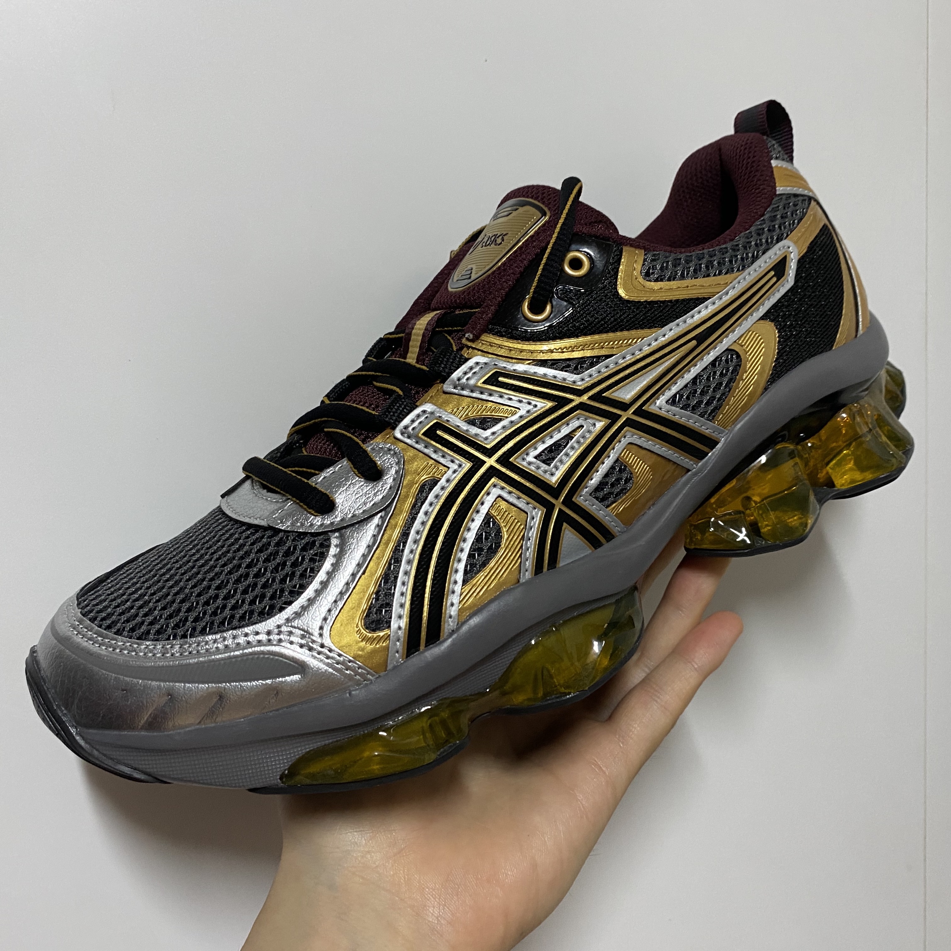Asics Gel-Quantum Kinetic Carbon Pure Gold 착용 스타일