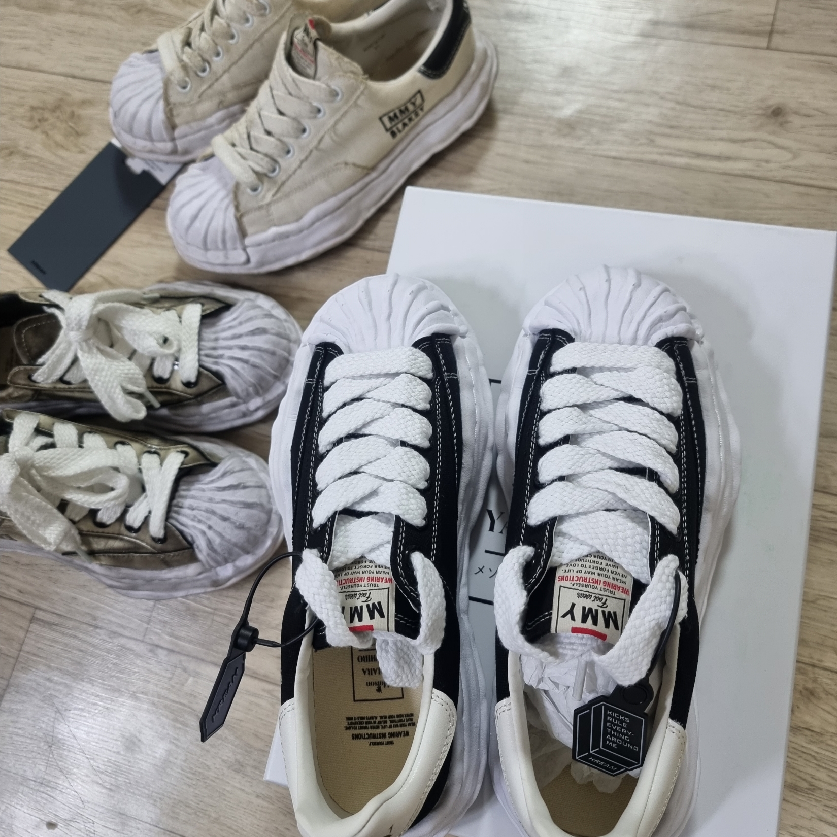 Maison Mihara Yasuhiro Blakey OG Sole Canvas Low-top Sneakers Black White 착용 스타일 - 1