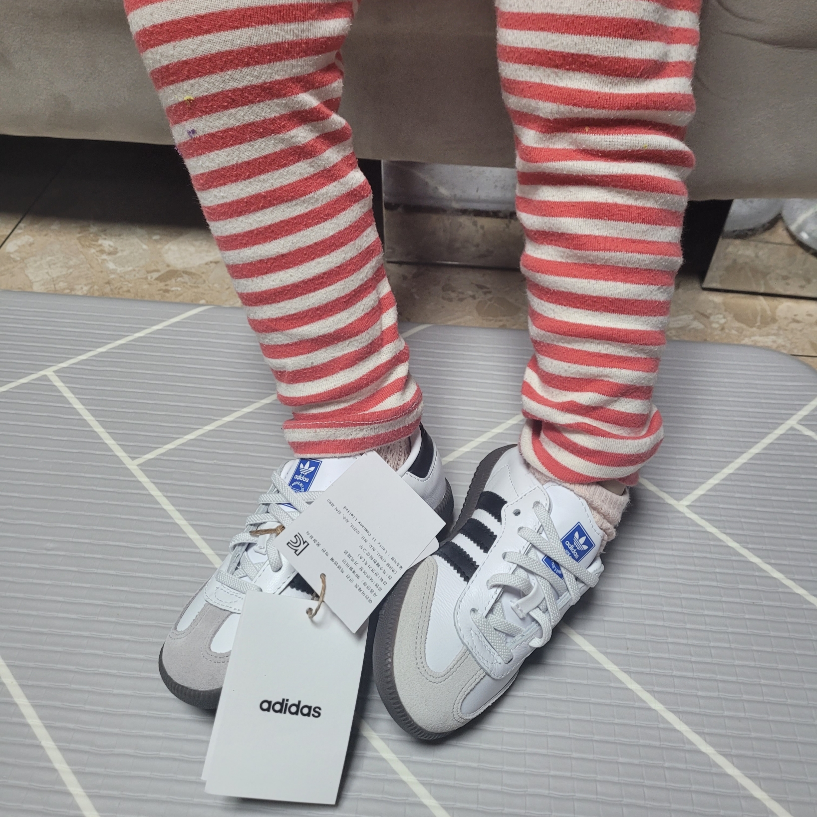 (Infant) Adidas Samba OG Cloud White Core Black 착용 스타일 - 1