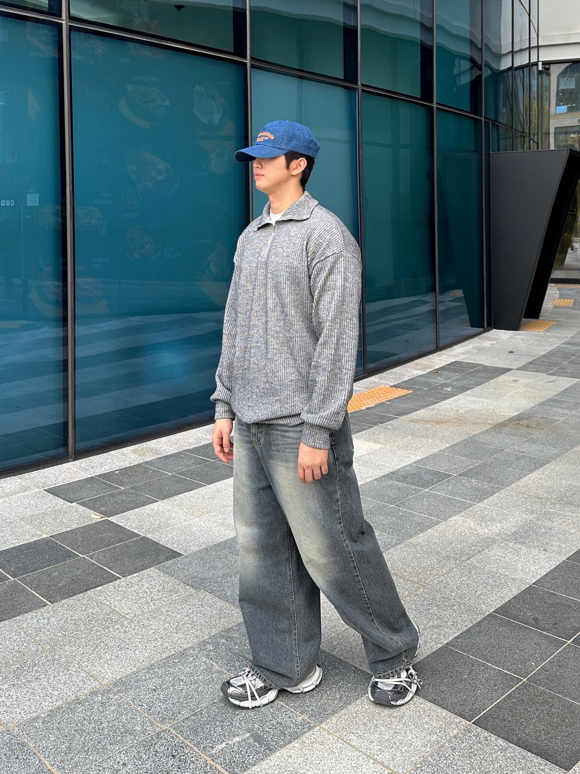 Balenciaga 3XL Mule Grey White Red 착용 스타일 - 1