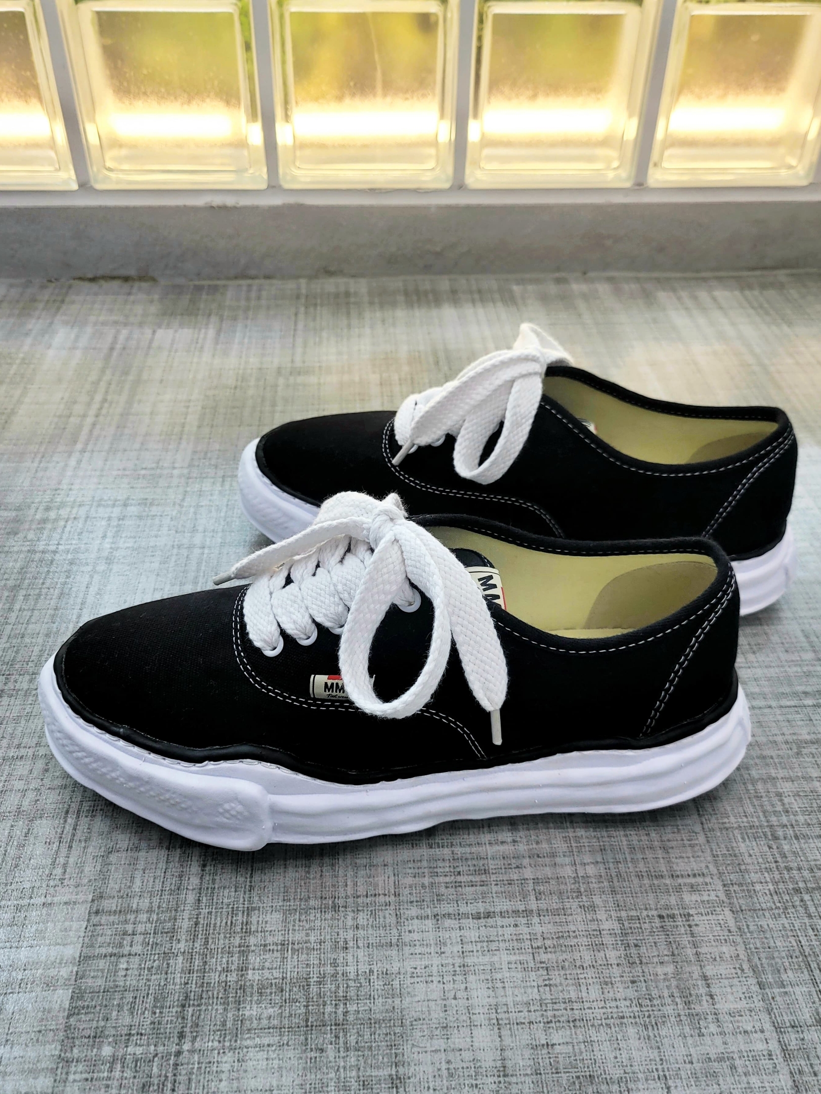 Maison Mihara Yasuhiro Baker OG Sole Canvas Low Cut Sneakers Black 착용 스타일