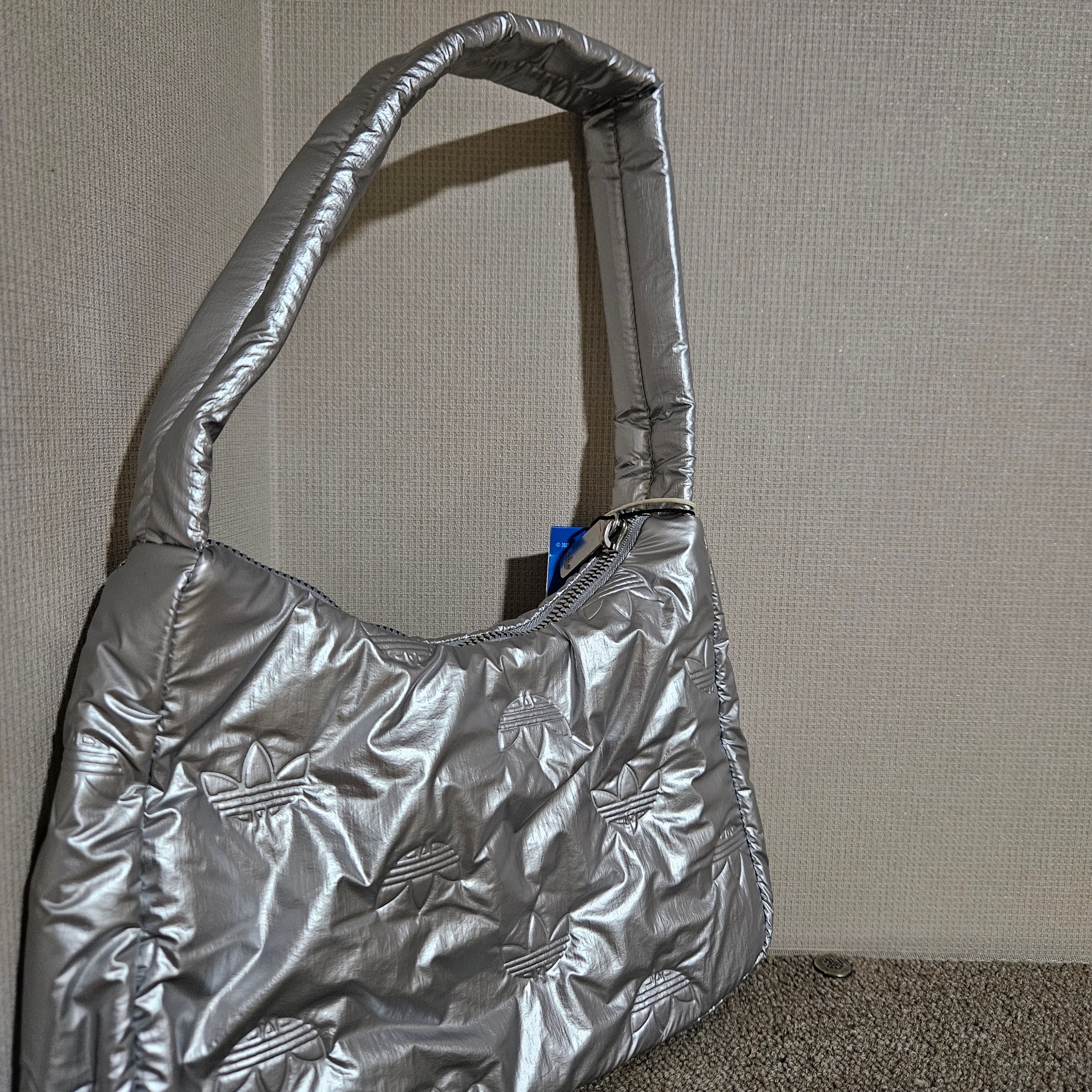 Adidas Puffy Satin Mini Shoulder Bag Silver Metallic 착용 스타일