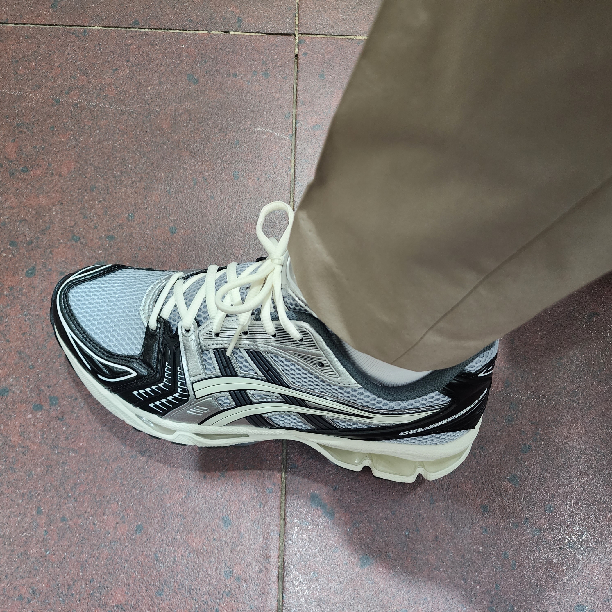 Asics Gel-Kayano 14 Black Glacier Grey 착용 스타일