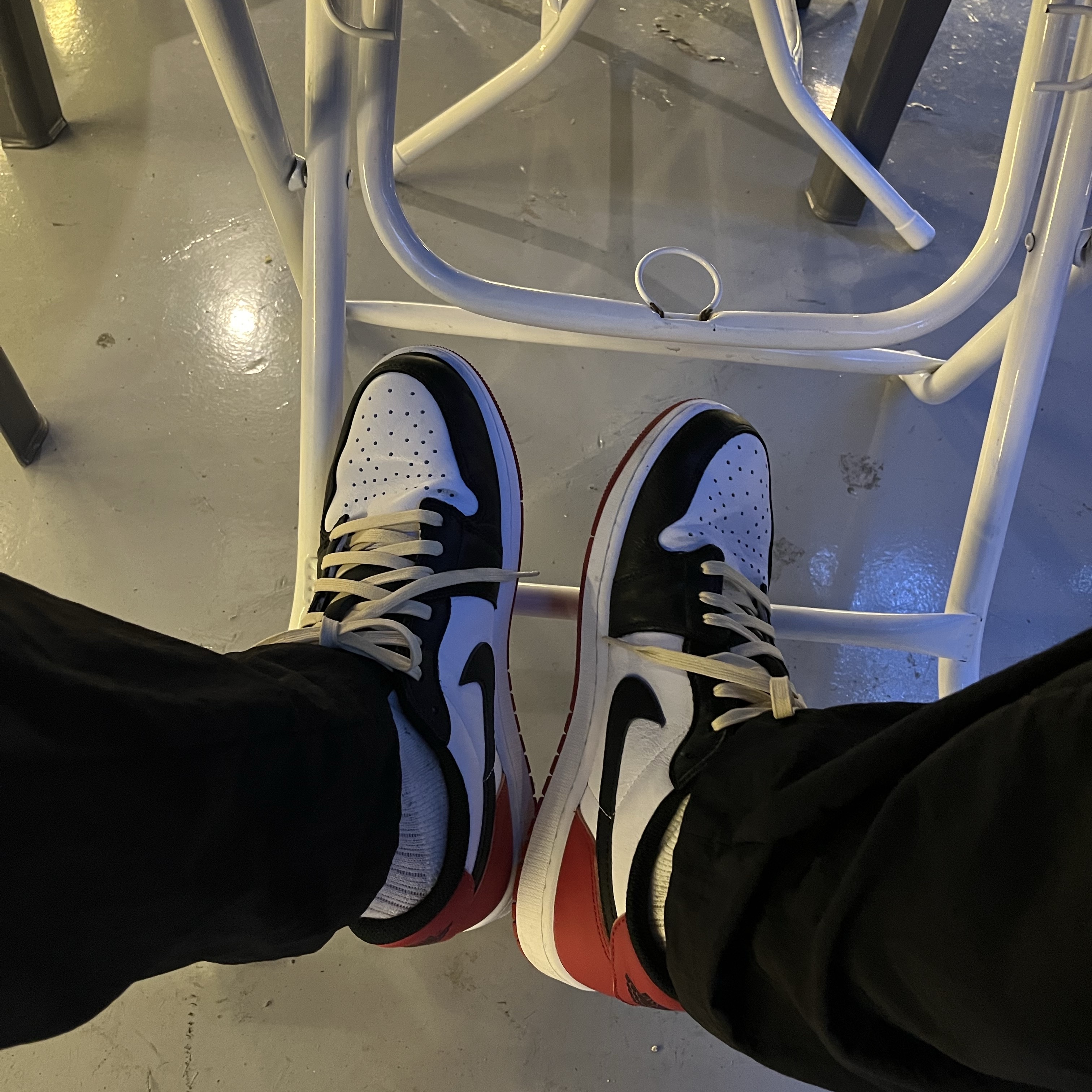 Jordan 1 Retro Low OG Black Toe, Bottega Veneta Medium Intrecciato Document Case Thunder 착용 스타일 - 2
