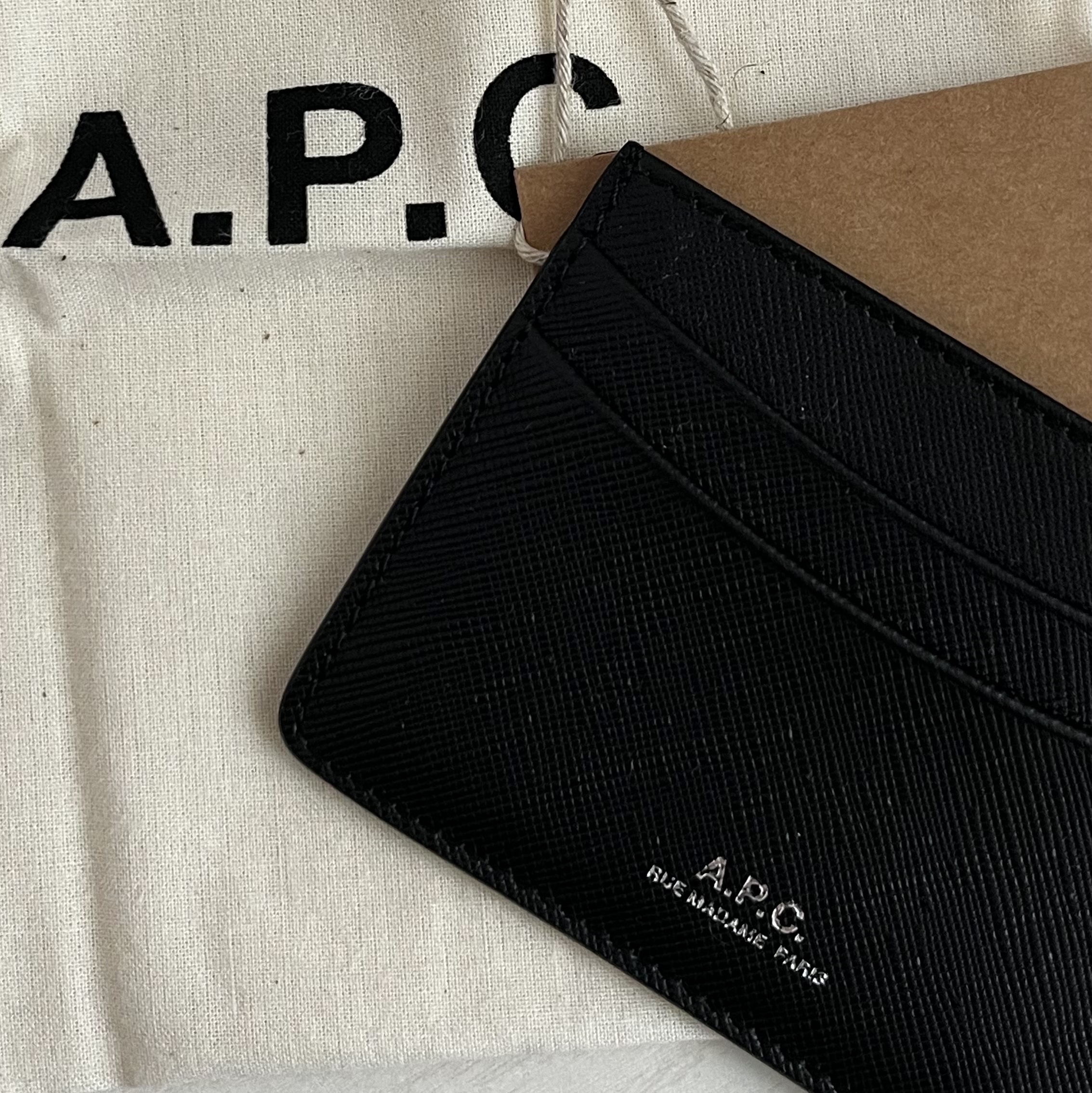 A.P.C. Andre Card Holder Black 착용 스타일