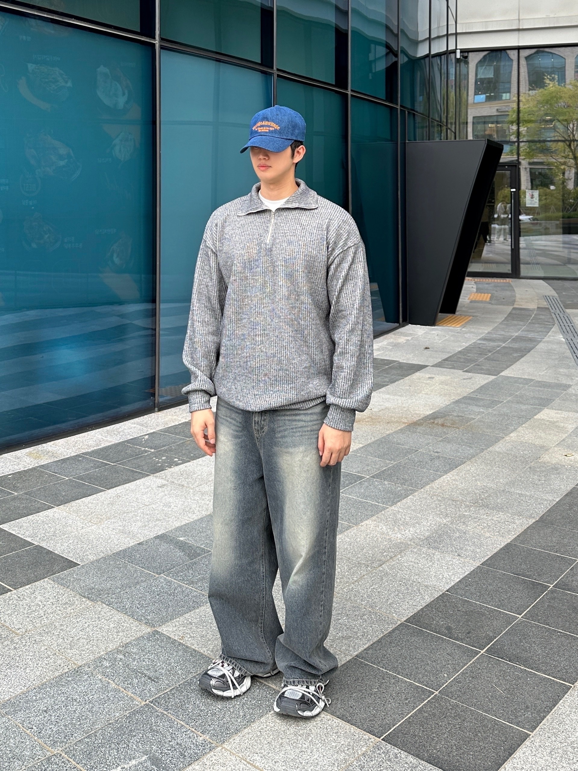 Balenciaga 3XL Mule Grey White Red 착용 스타일 - 2