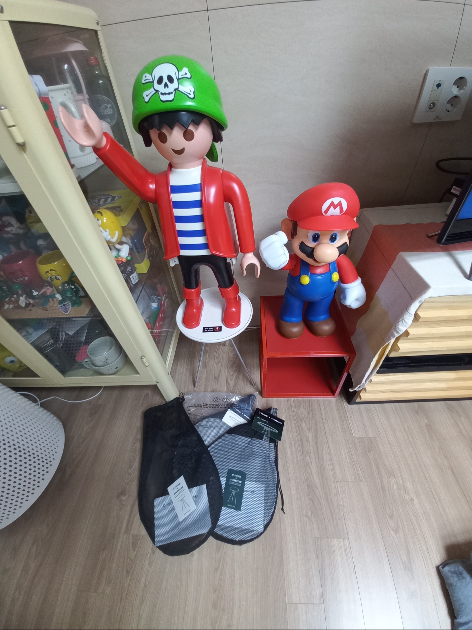 Playmobil FunPark XXL Rico, Starbucks x Helinox Side Table Ivory 착용 스타일 - 1
