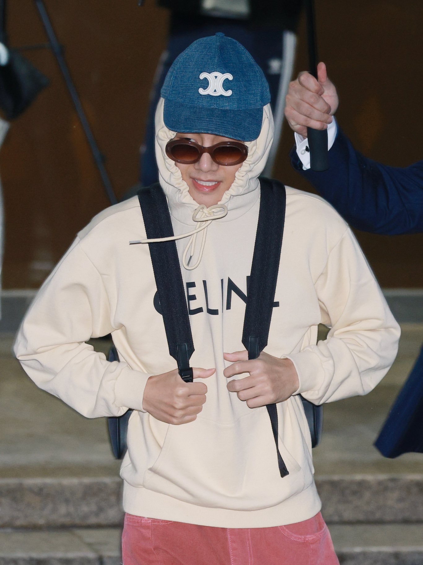 (W) Celine Triomphe Baseball Cap in Denim Union Wash Dark Union Wash, (W) Celine Triomphe 01 Sunglasses in Acetate Milky Hazelnut 착용 스타일 - 1