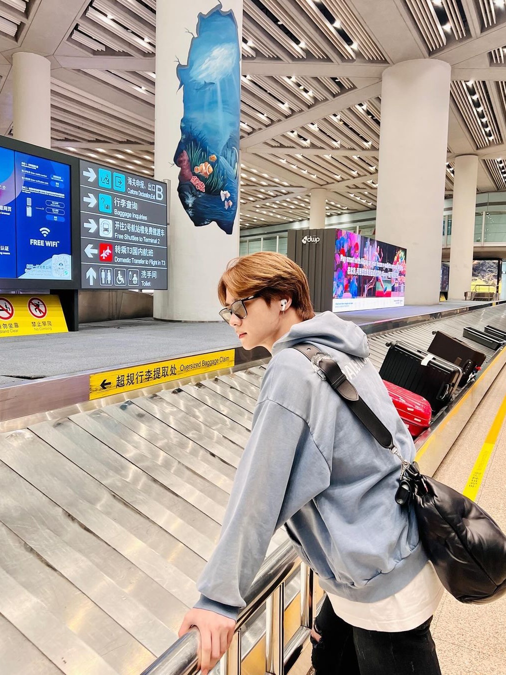 Maison Margiela Glam Slam Large Bag Black, Apple AirPods Pro 2nd Gen (Korean Ver.) 착용 스타일