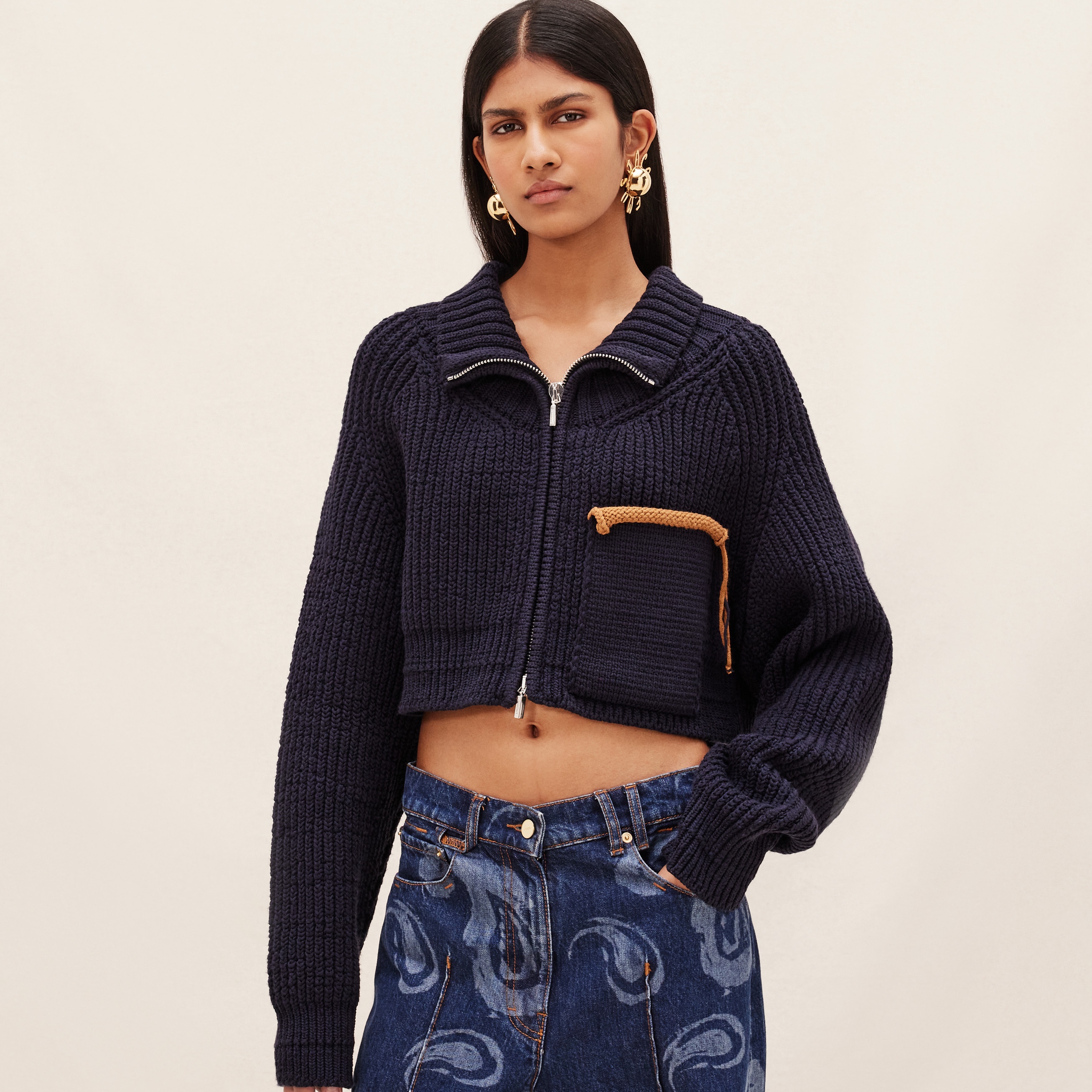(W) Jacquemus Le Cardigan Arco Court High Neck Cardigan Navy 착용 스타일 - 1