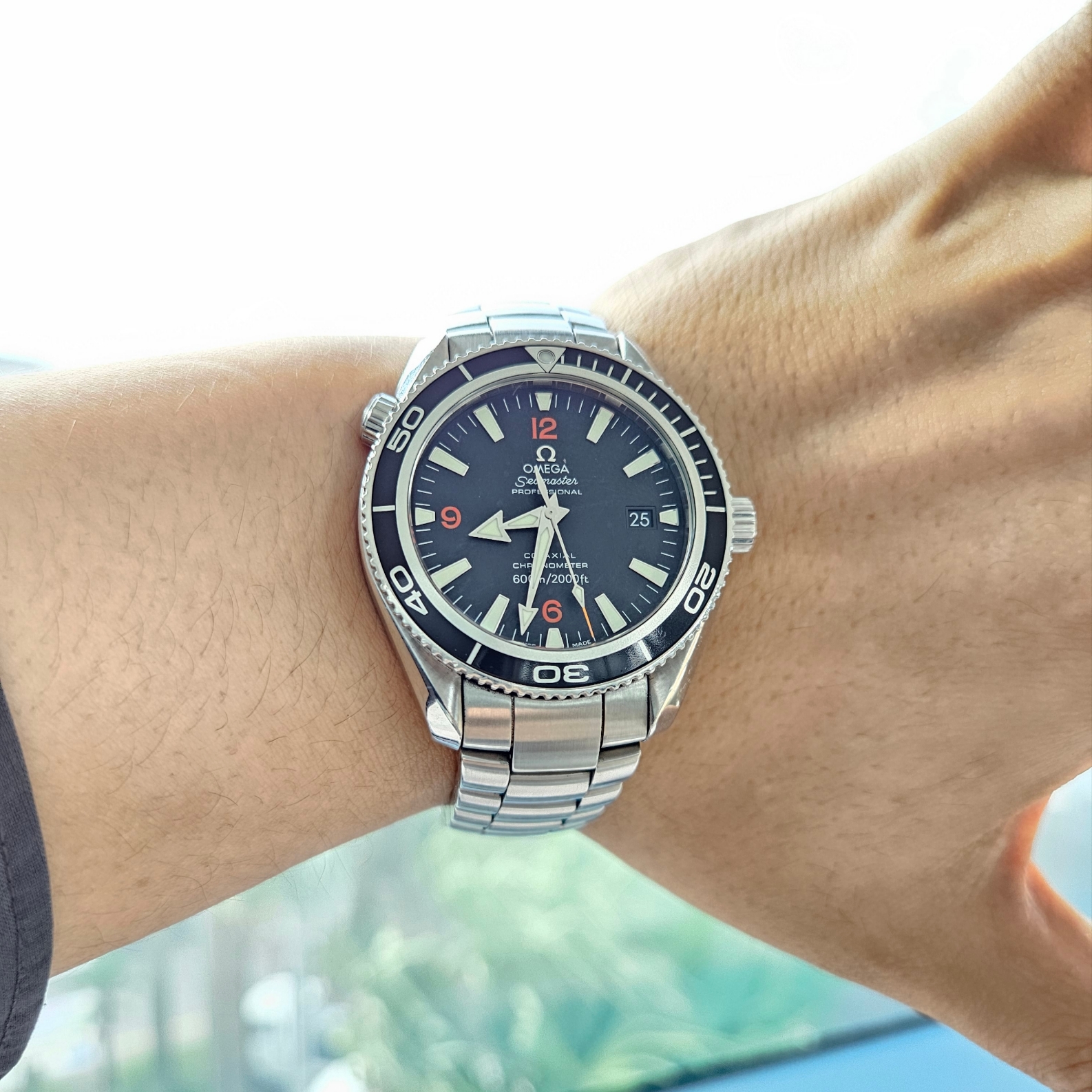 Omega Seamaster Planet Ocean 600M Co Axial Master Chronometer Steel Black, Vans Authentic 44 DX Anaheim Factory Black 착용 스타일 - 4