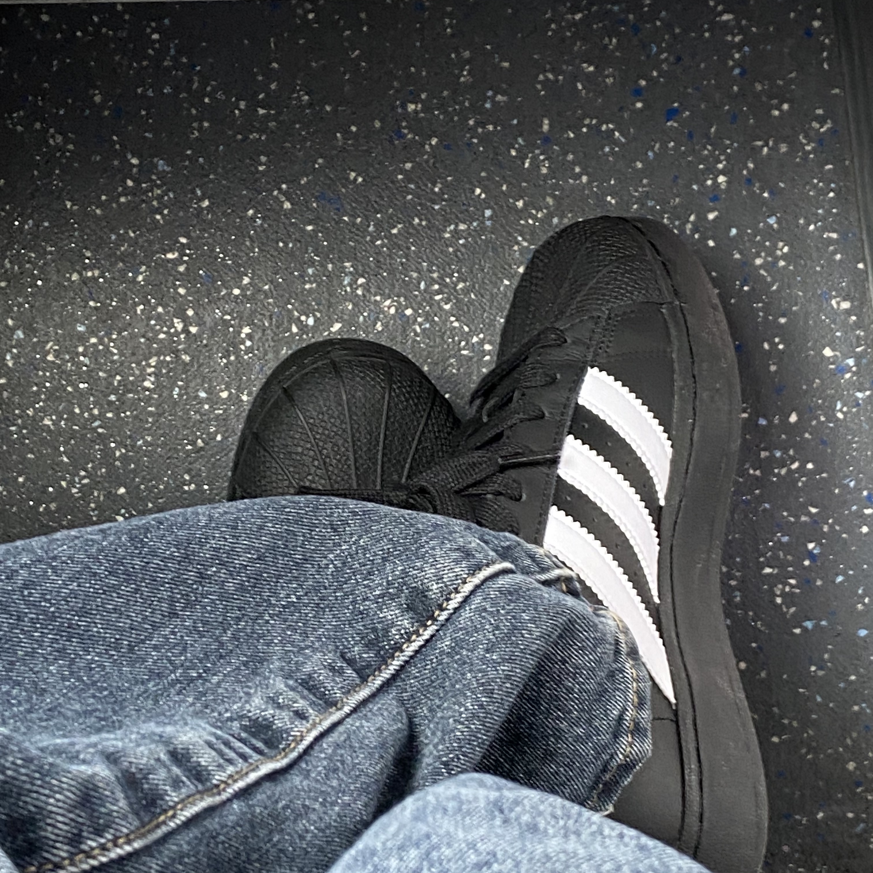 (J) Adidas Superstar XLG Core Black White 착용 스타일 - 2