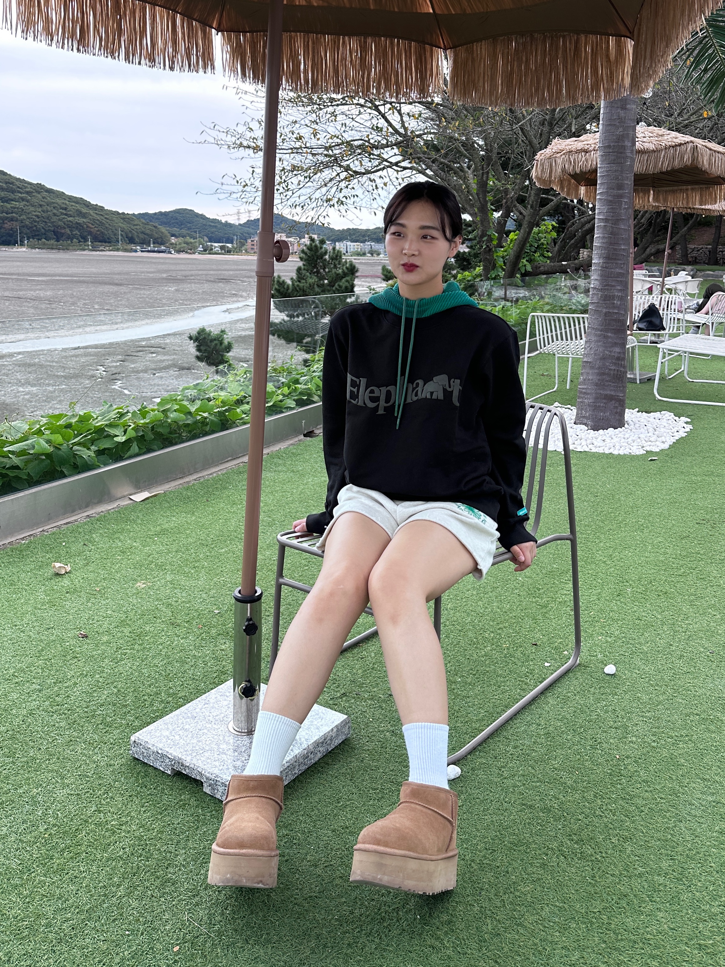 (W) UGG Classic Ultra Mini Platform Boots Chestnut 착용 스타일 - 3