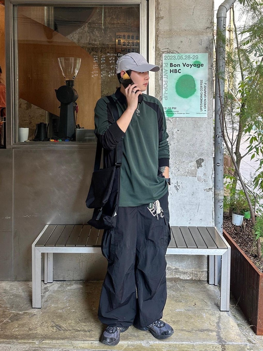 Found Pocket Dim Cross Bag Black 착용 스타일