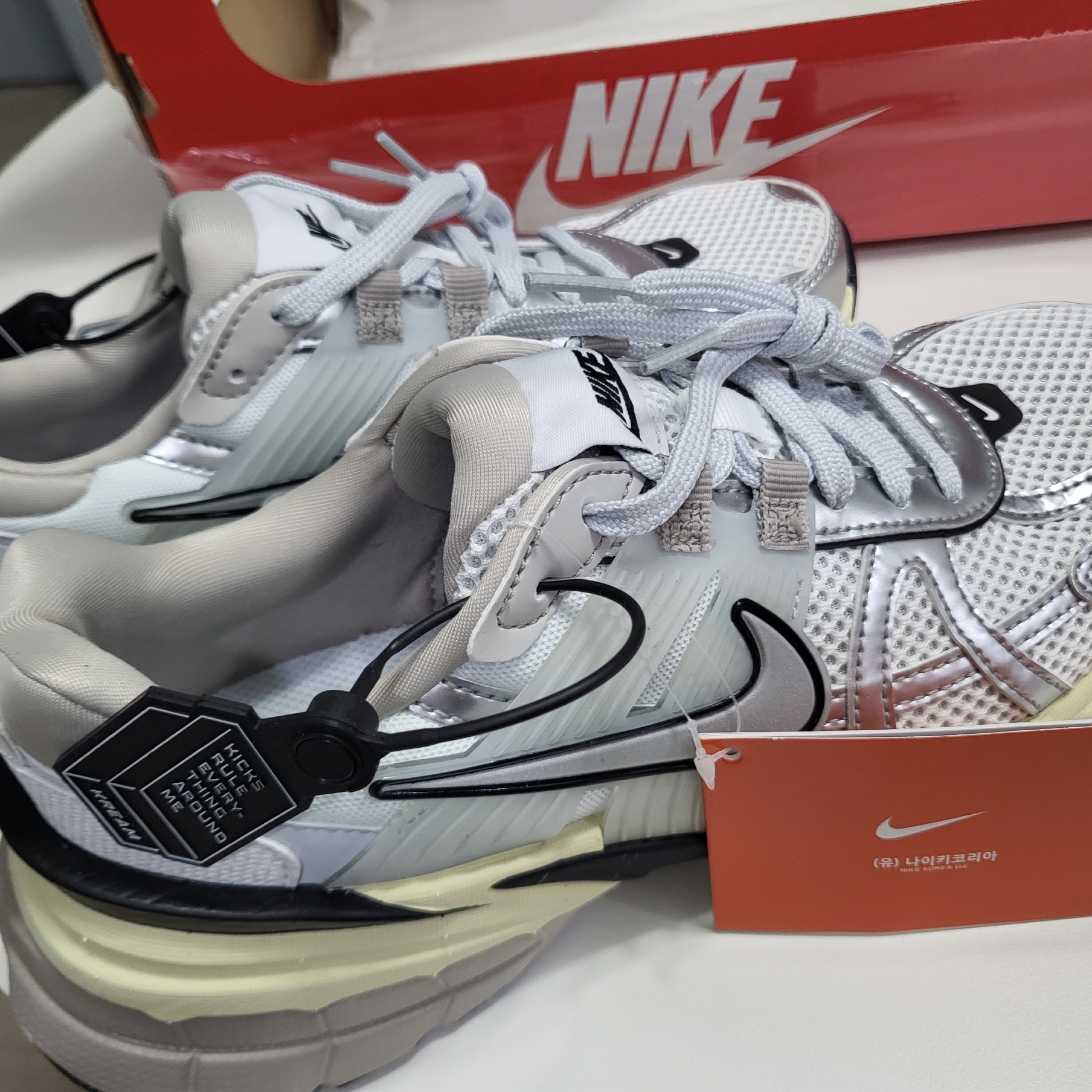 Nike V2K Run Summit White Metallic Silver 착용 스타일