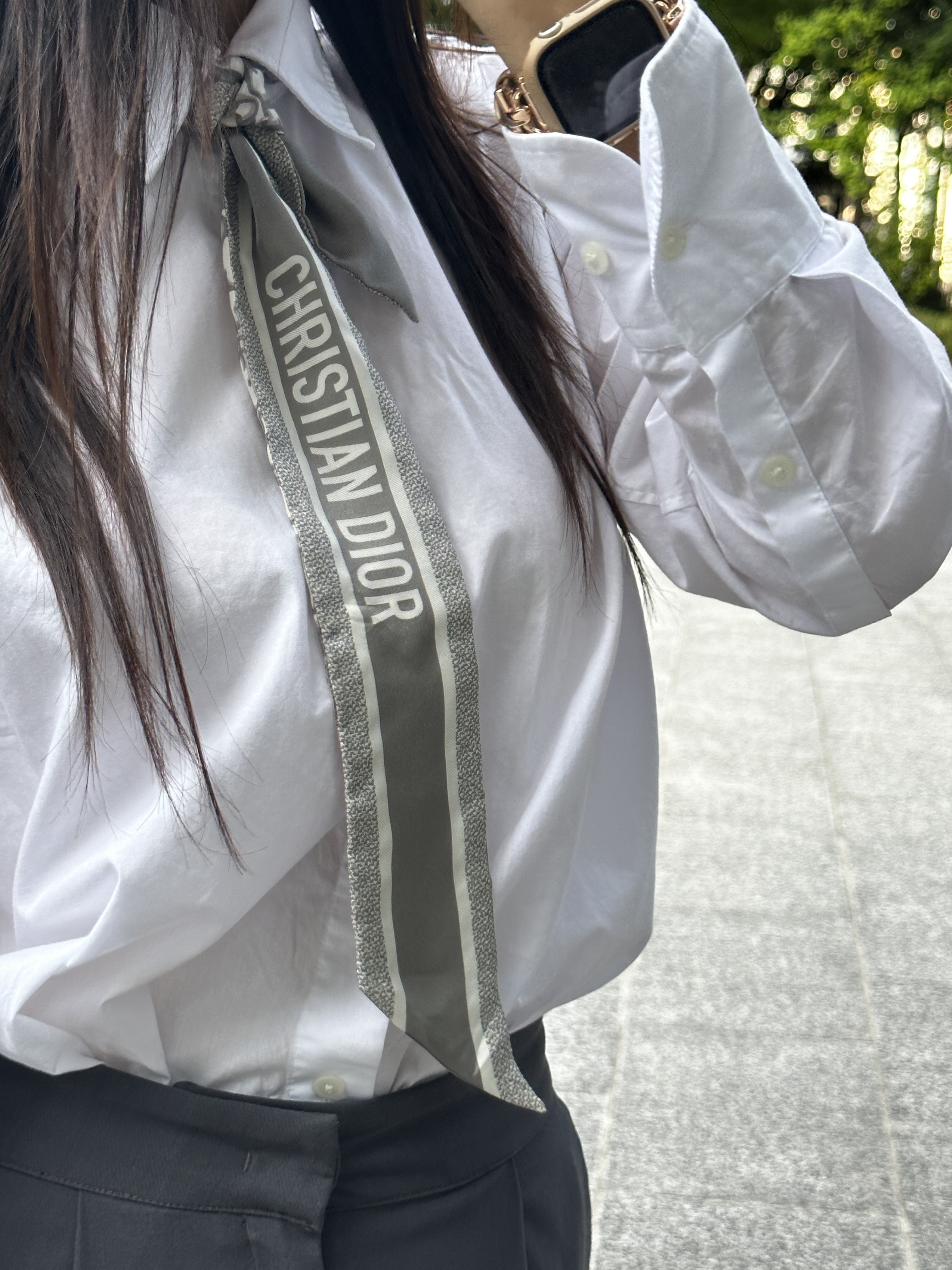 (W) Dior Cannage Mitzah Scarf Silk Twill Ivory Grey, New Balance 530 White Silver 착용 스타일 - 3
