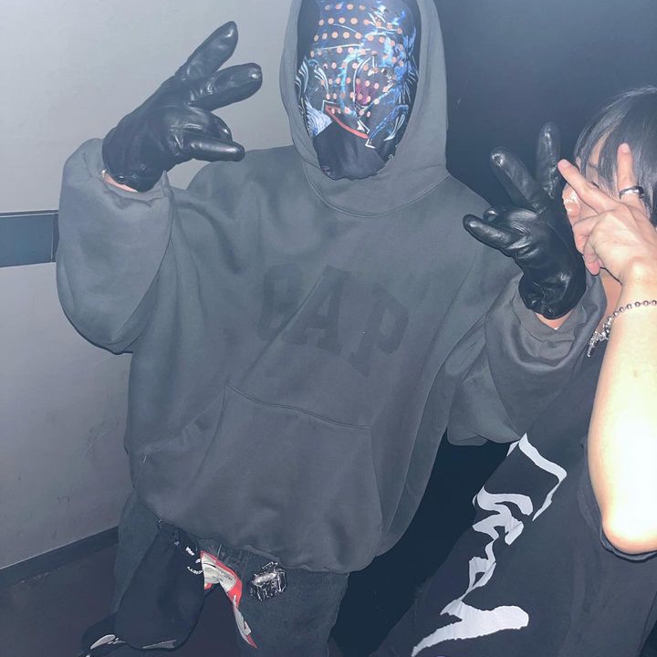 Yeezy Gap Engineered By Balenciaga Dove Hoodie Dark Grey 착용 스타일 - 2