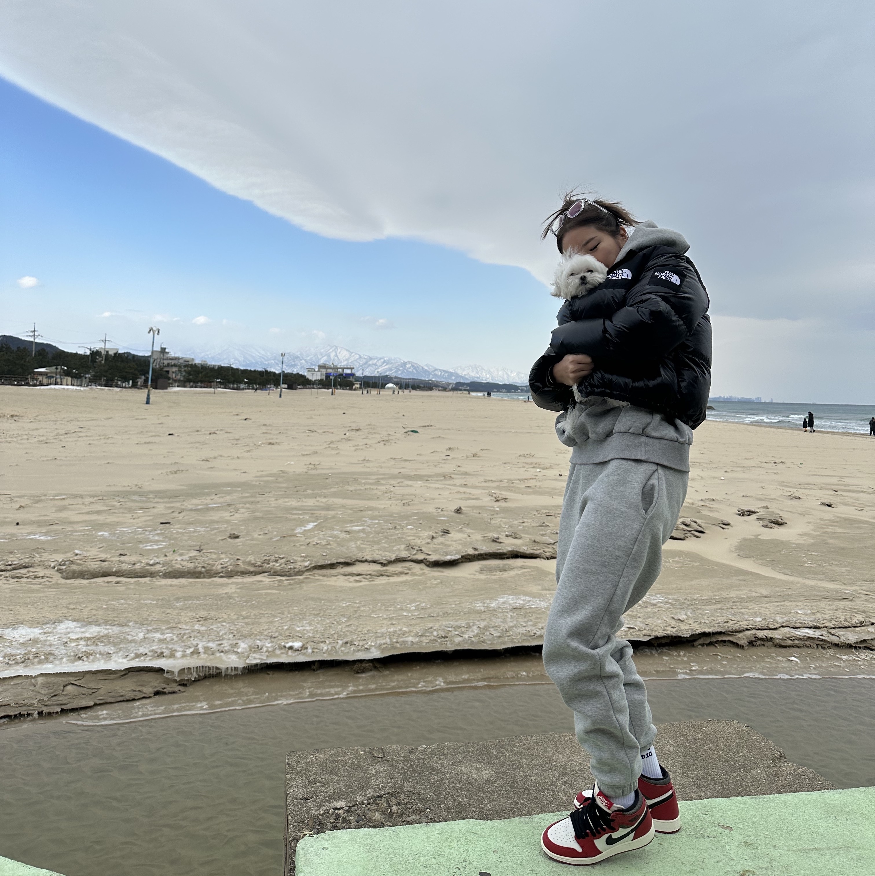 (GS) Jordan 1 Retro High OG Chicago 2022, (W) The North Face Nuptse Short Jacket Black 착용 스타일