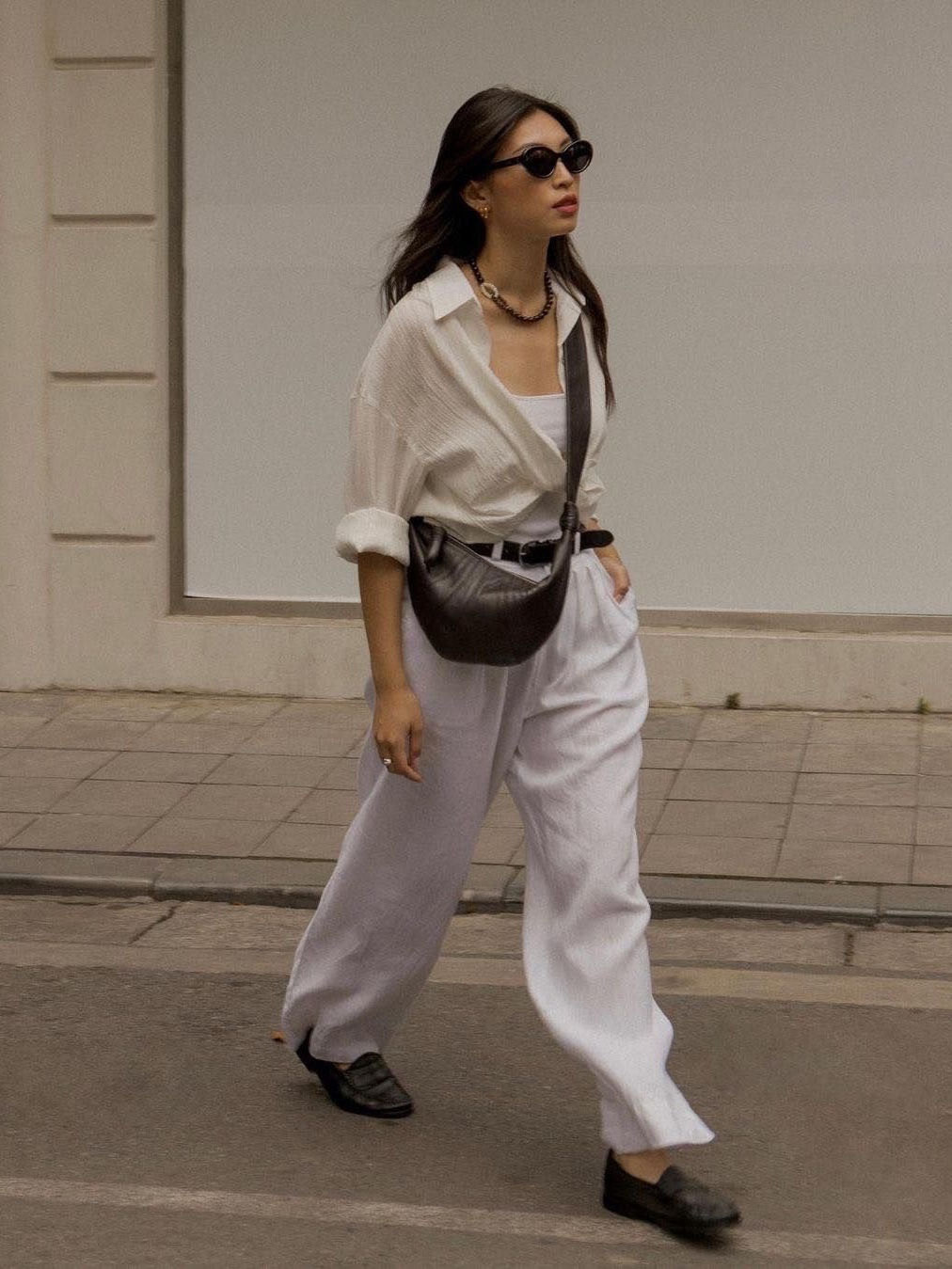 Lemaire Medium Croissant Bag Soft Nappa Leather Dark Chocolate, Lemaire Small Croissant Bag Soft Nappa Leather Black 착용 스타일 - 2