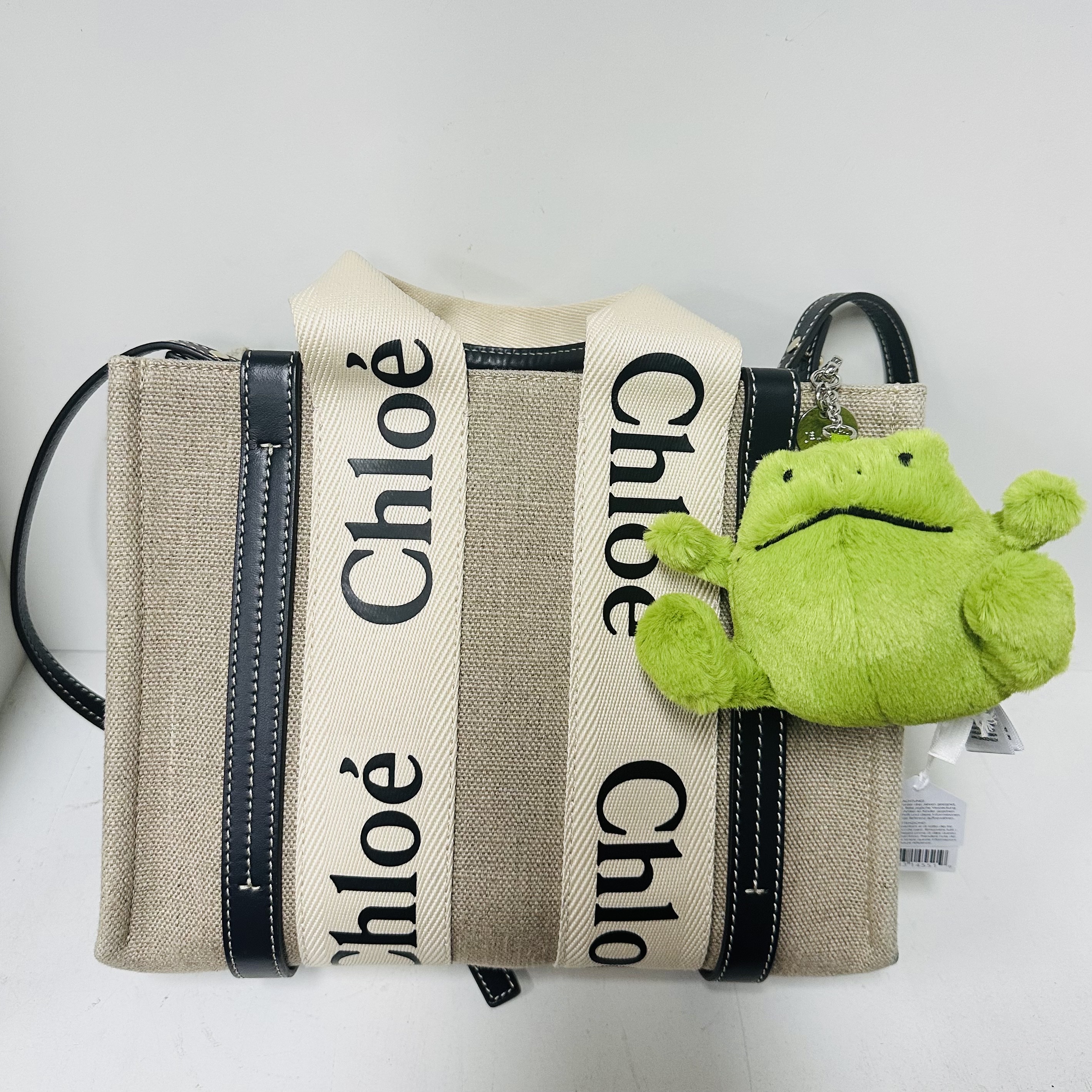 Jellycat Ricky Rain Frog Bag Charm Green, Chloe Woody Small Strap Tote Bag White Blue 착용 스타일 - 2