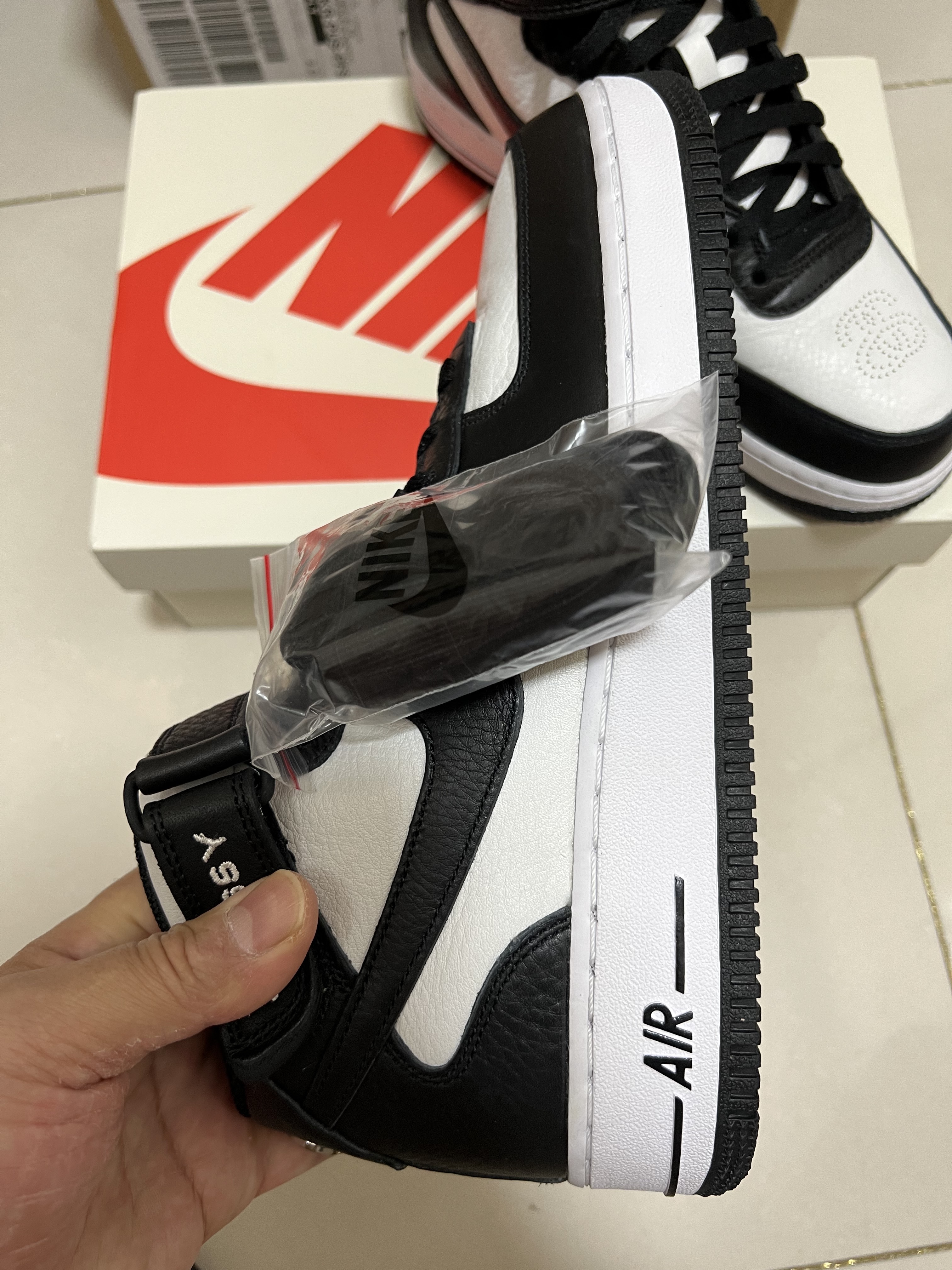 Nike x Stussy Air Force 1 '07 Mid SP Black and Light Bone 착용 스타일 - 2