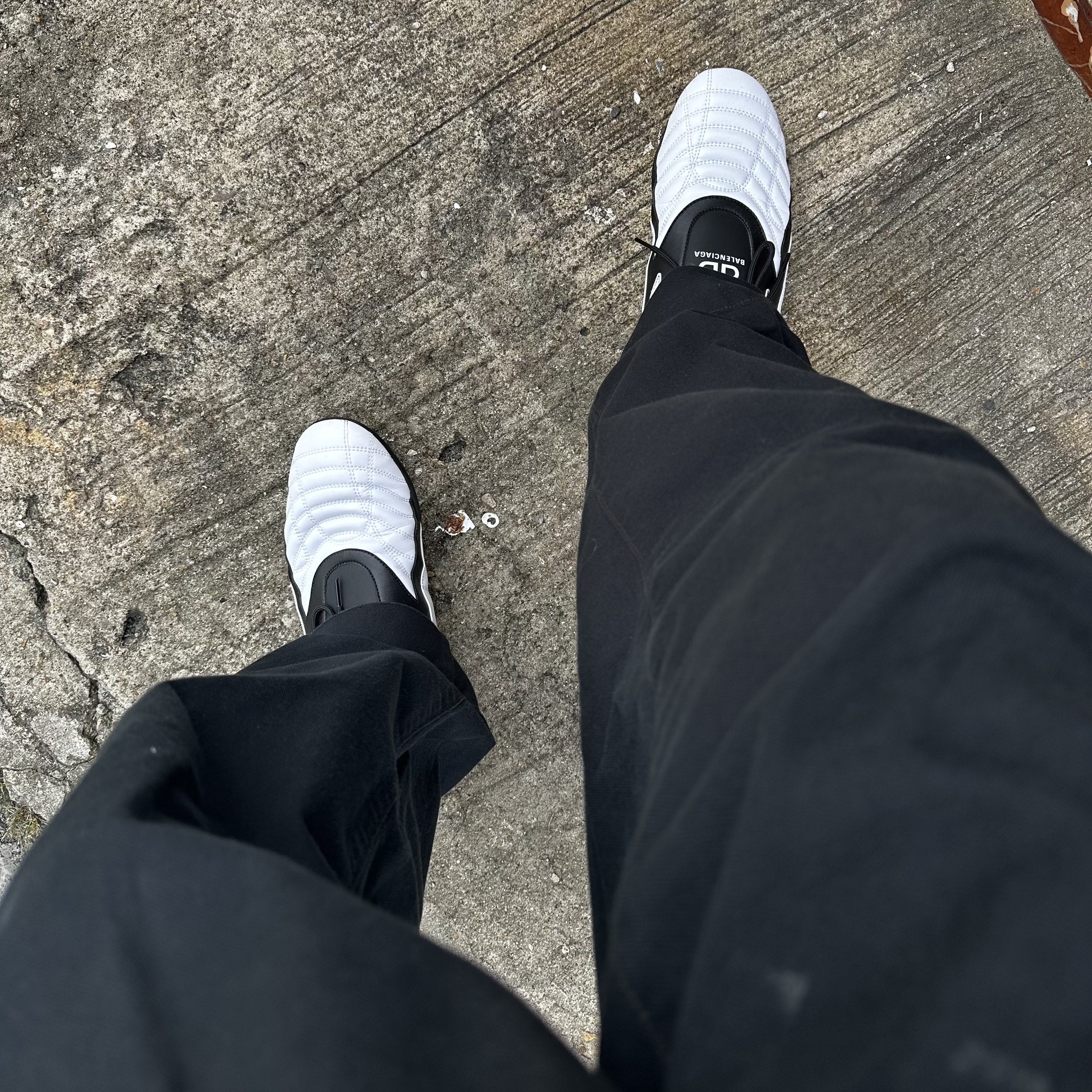 Balenciaga Zen Sneakers White Black 착용 스타일 - 2