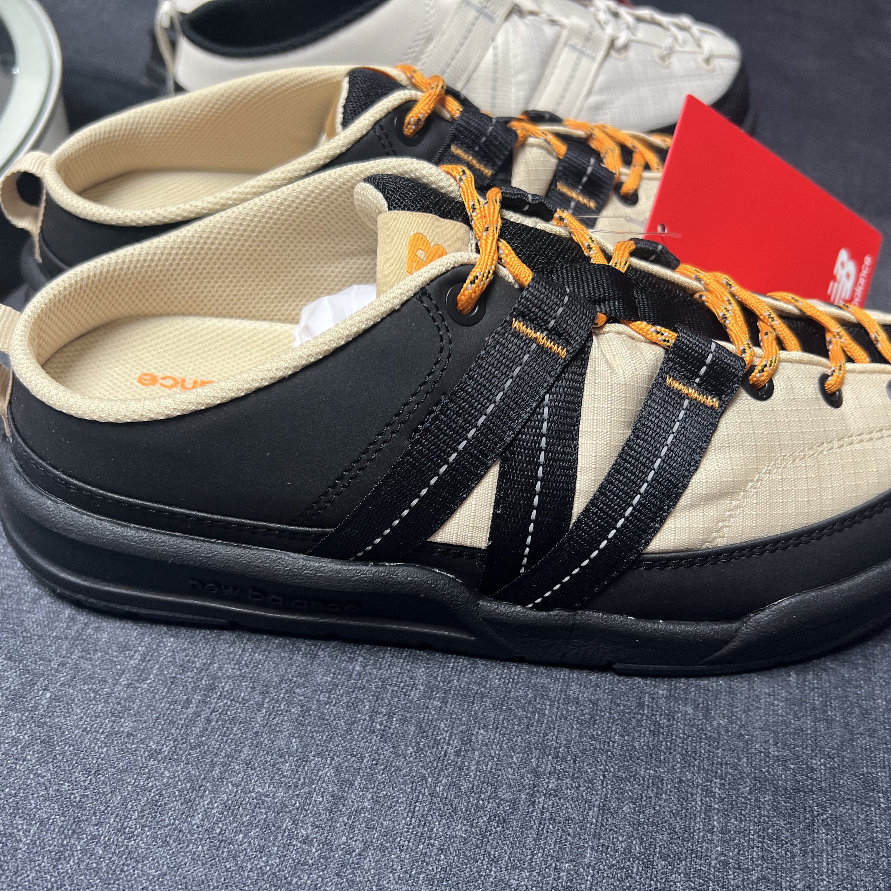 New Balance CRV Mule V2 Yellow 착용 스타일 - 3