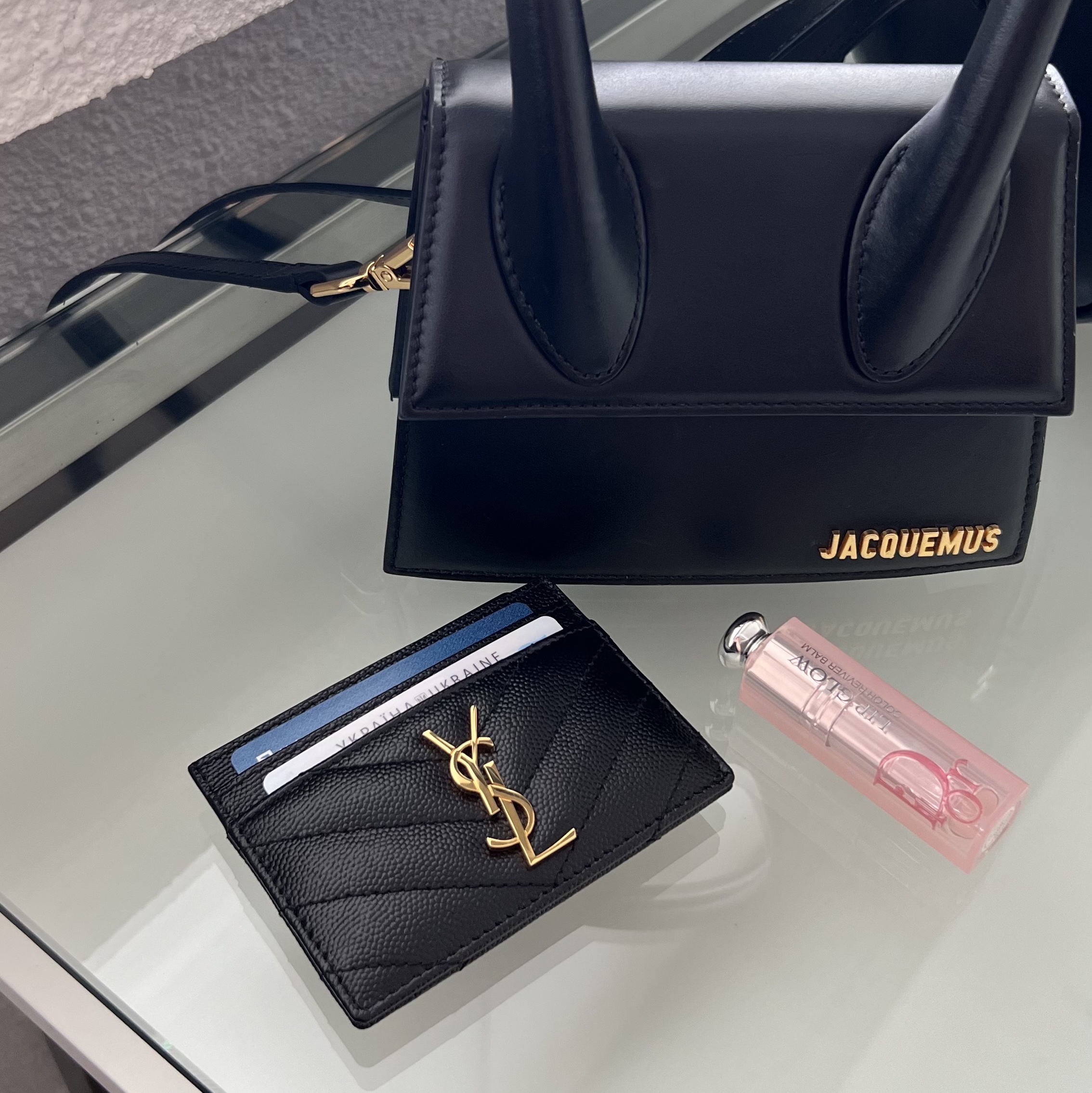 Saint Laurent Cassandre Matelasse Card Case in Grain De Poudre Embossed Leather Black, Jacquemus Le Chiquito Moyen Leather Handbag Black 착용 스타일