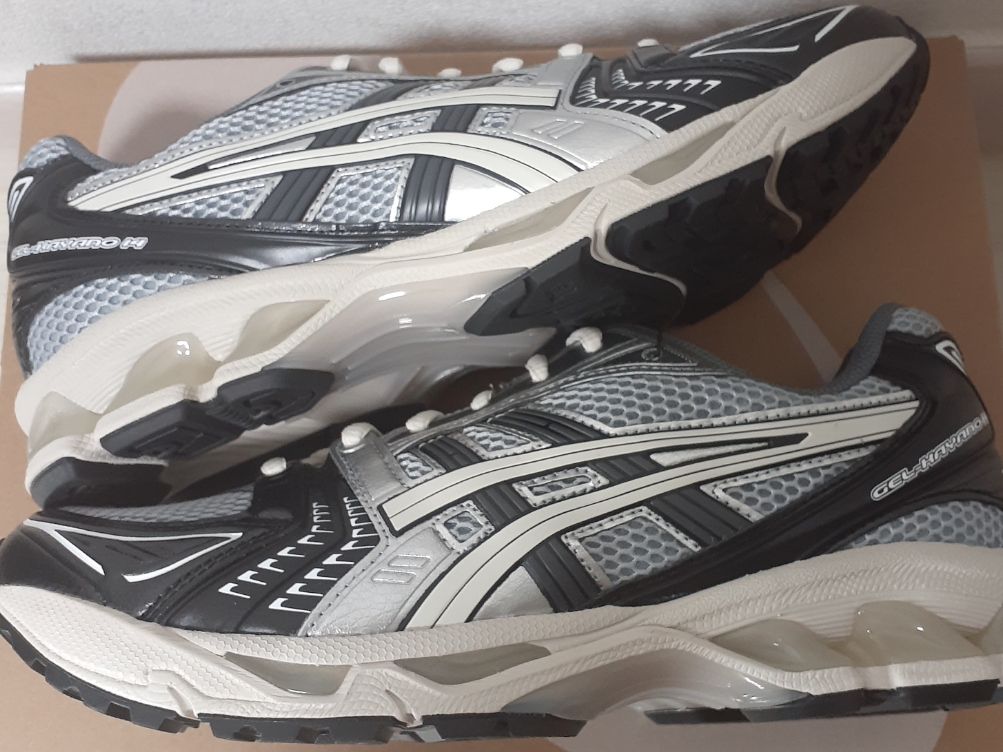 Asics Gel-Kayano 14 Black Glacier Grey 착용 스타일