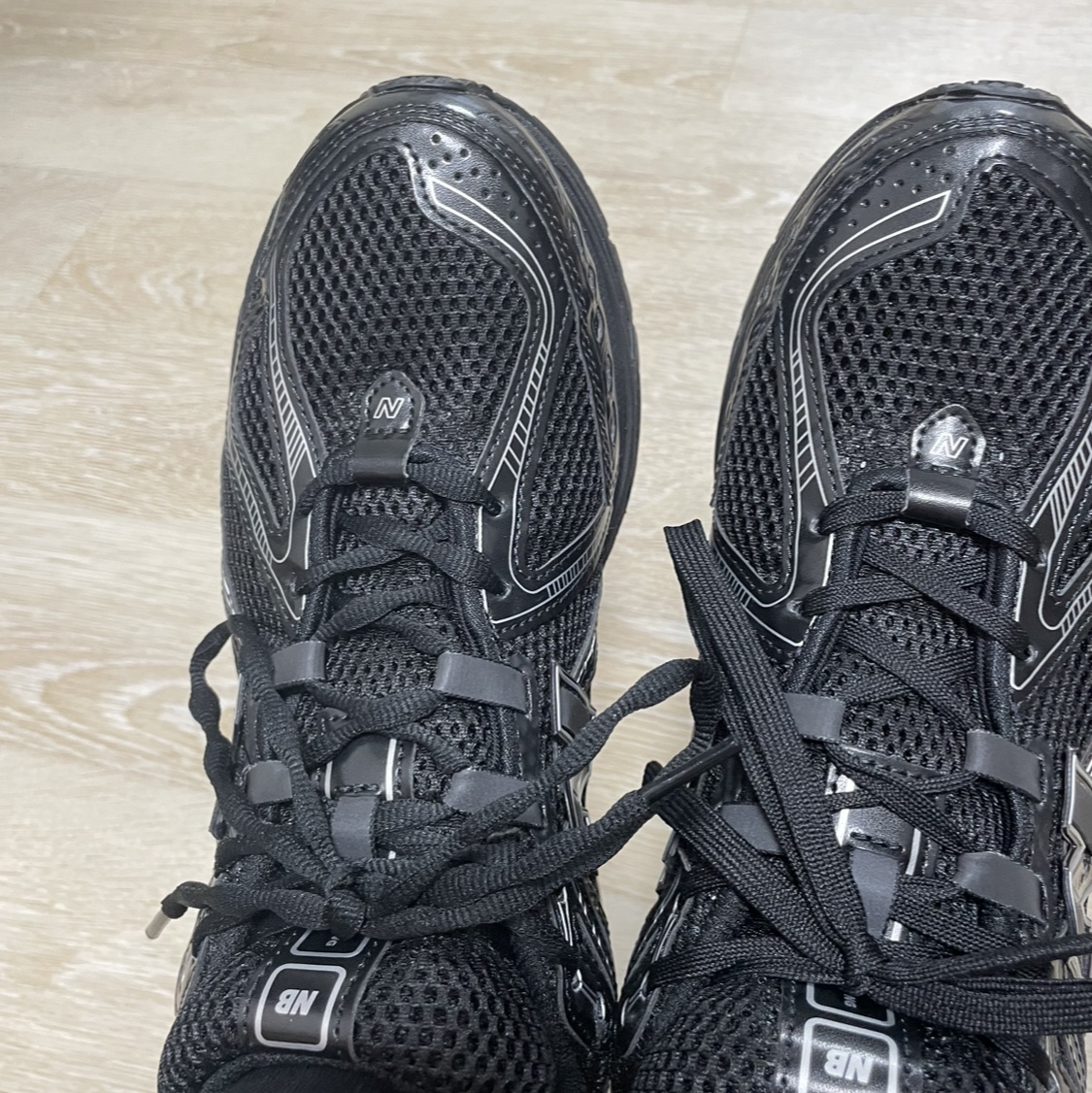 Maison Mihara Yasuhiro Blakey OG Sole Canvas Low-top Sneakers Black White, New Balance 1906R Eclipse 착용 스타일 - 4