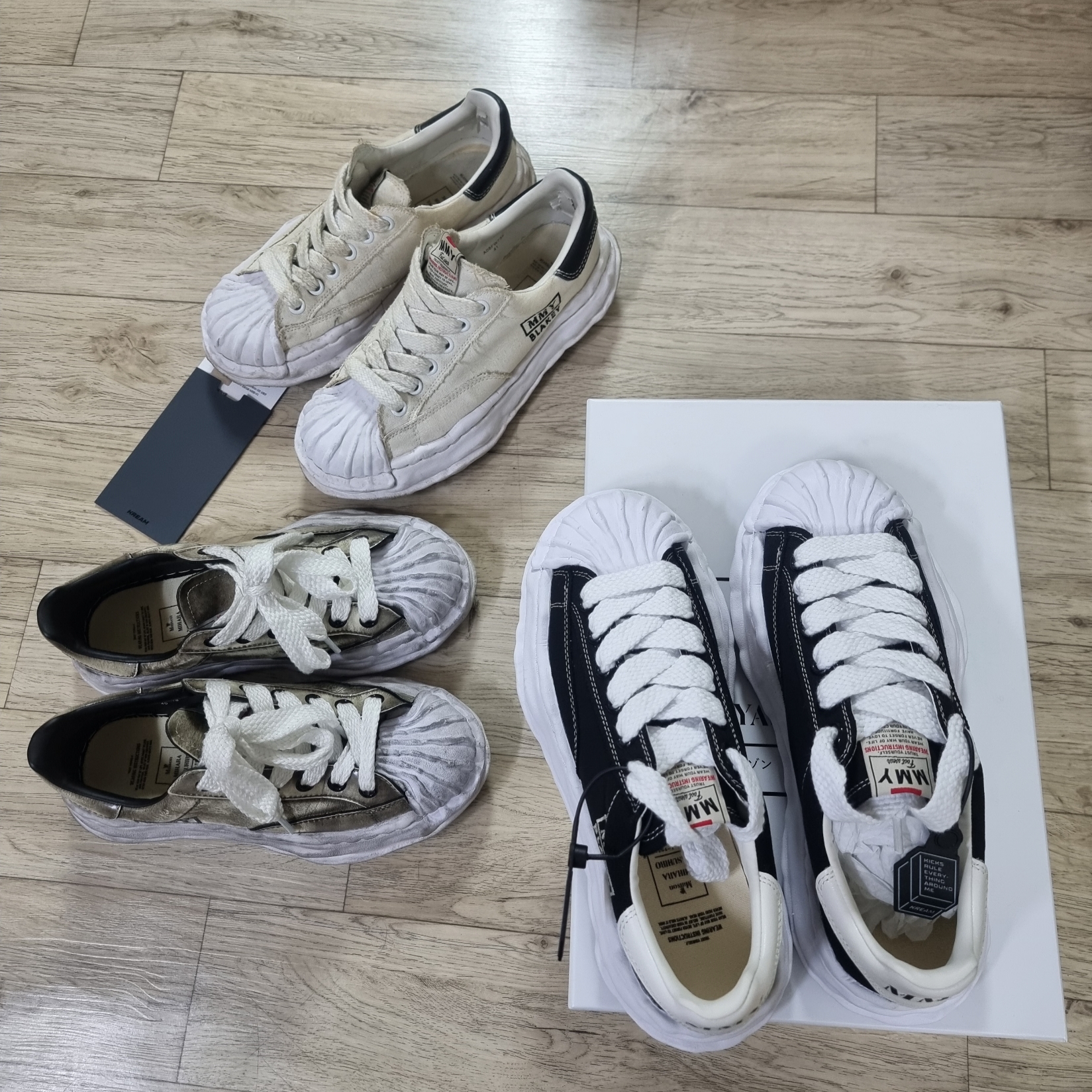 Maison Mihara Yasuhiro Blakey OG Sole Canvas Low-top Sneakers Black White 착용 스타일 - 2