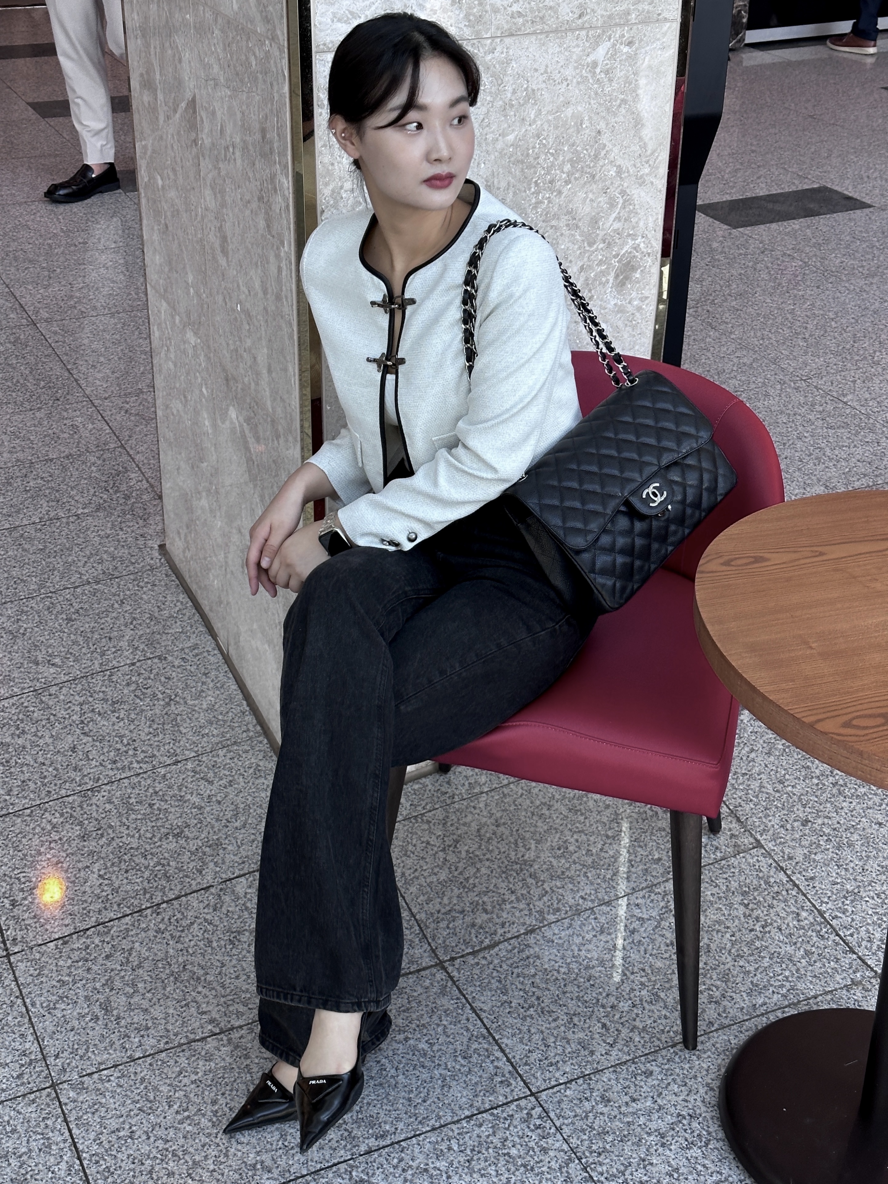Chanel Large Classic Handbag Grained Calfskin & Silver Black 착용 스타일 - 2