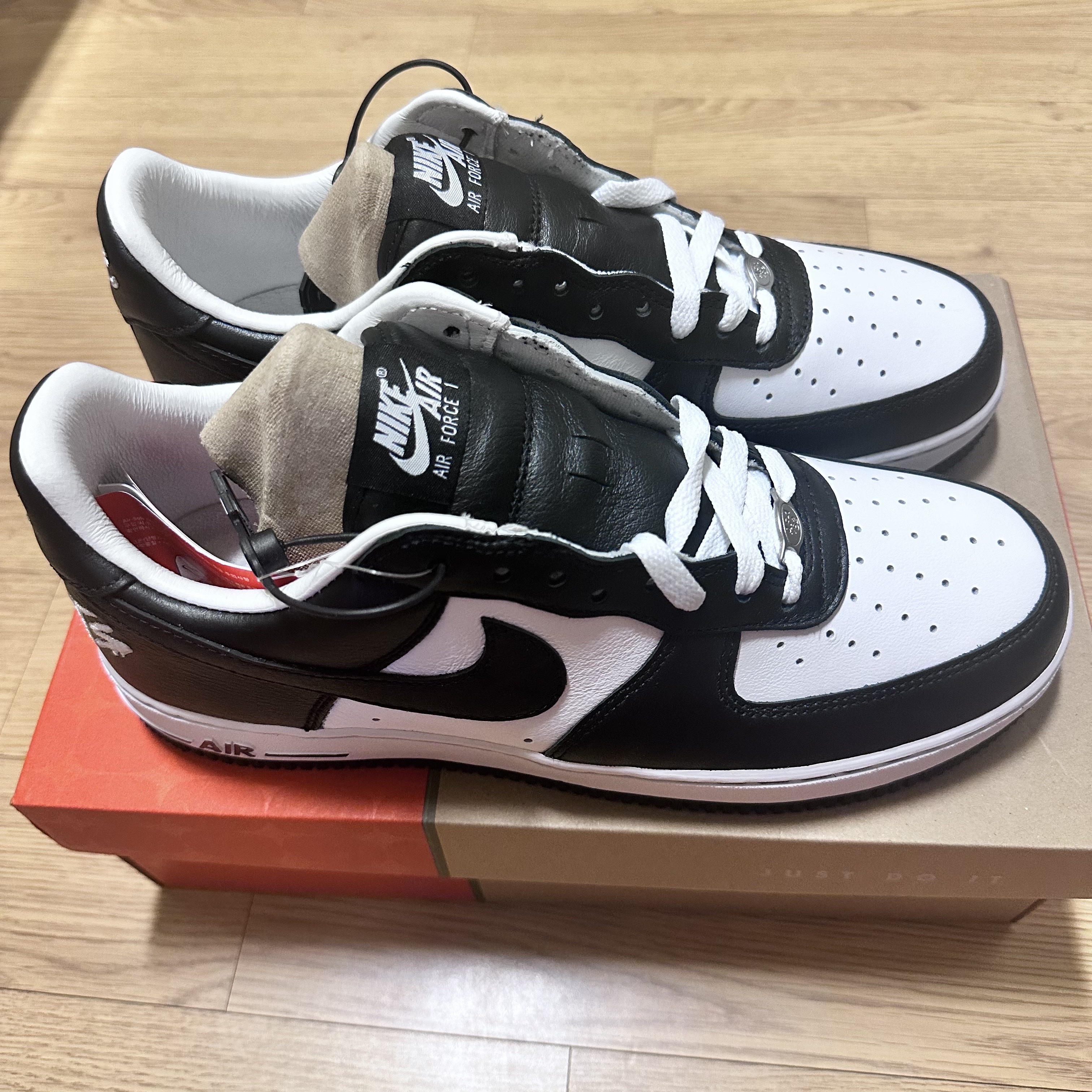 Nike x Terror Squad Air Force 1 Low QS Blackout 착용 스타일 - 3