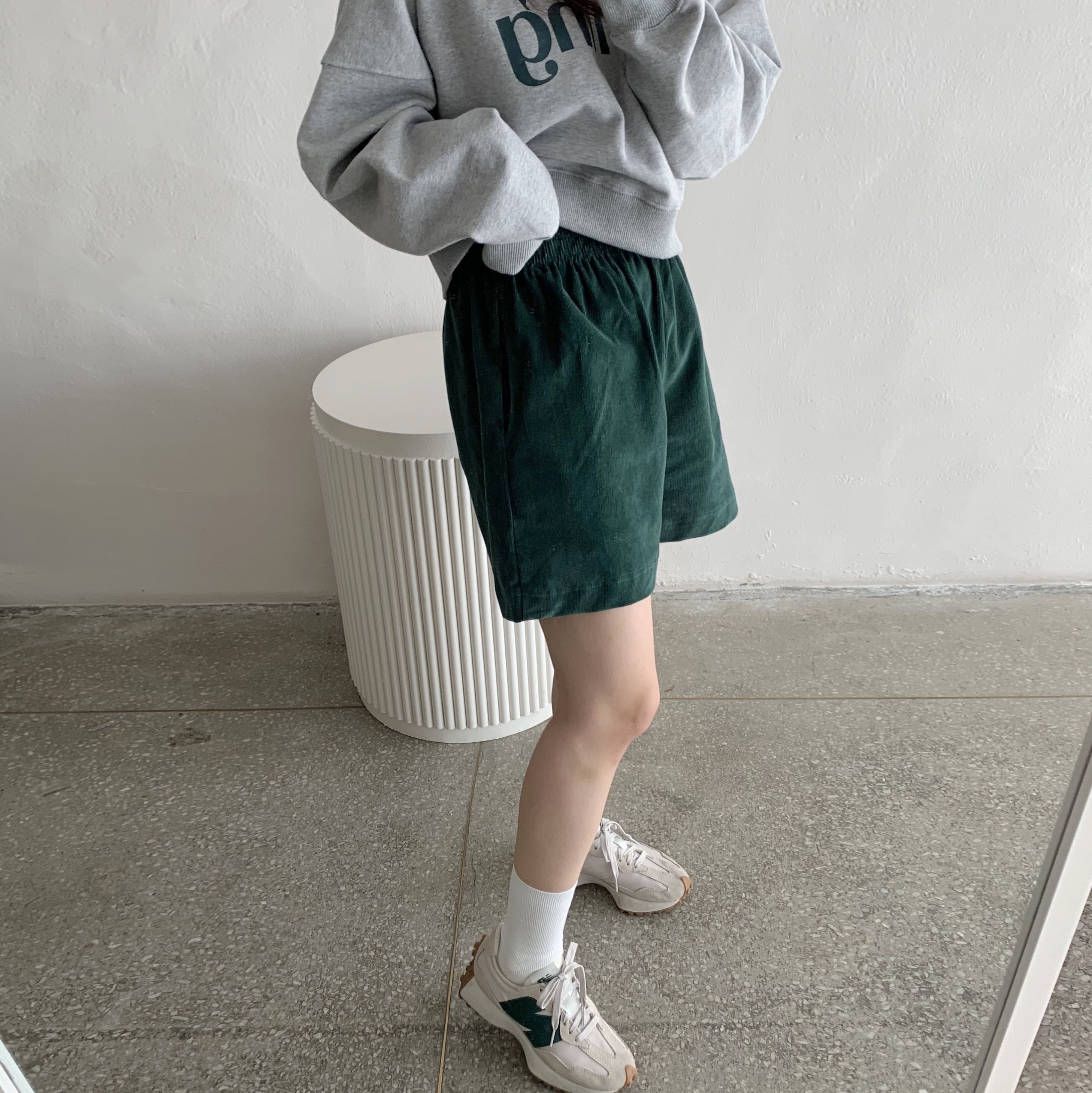 New Balance 327 Timberwolf 착용 스타일 - 2