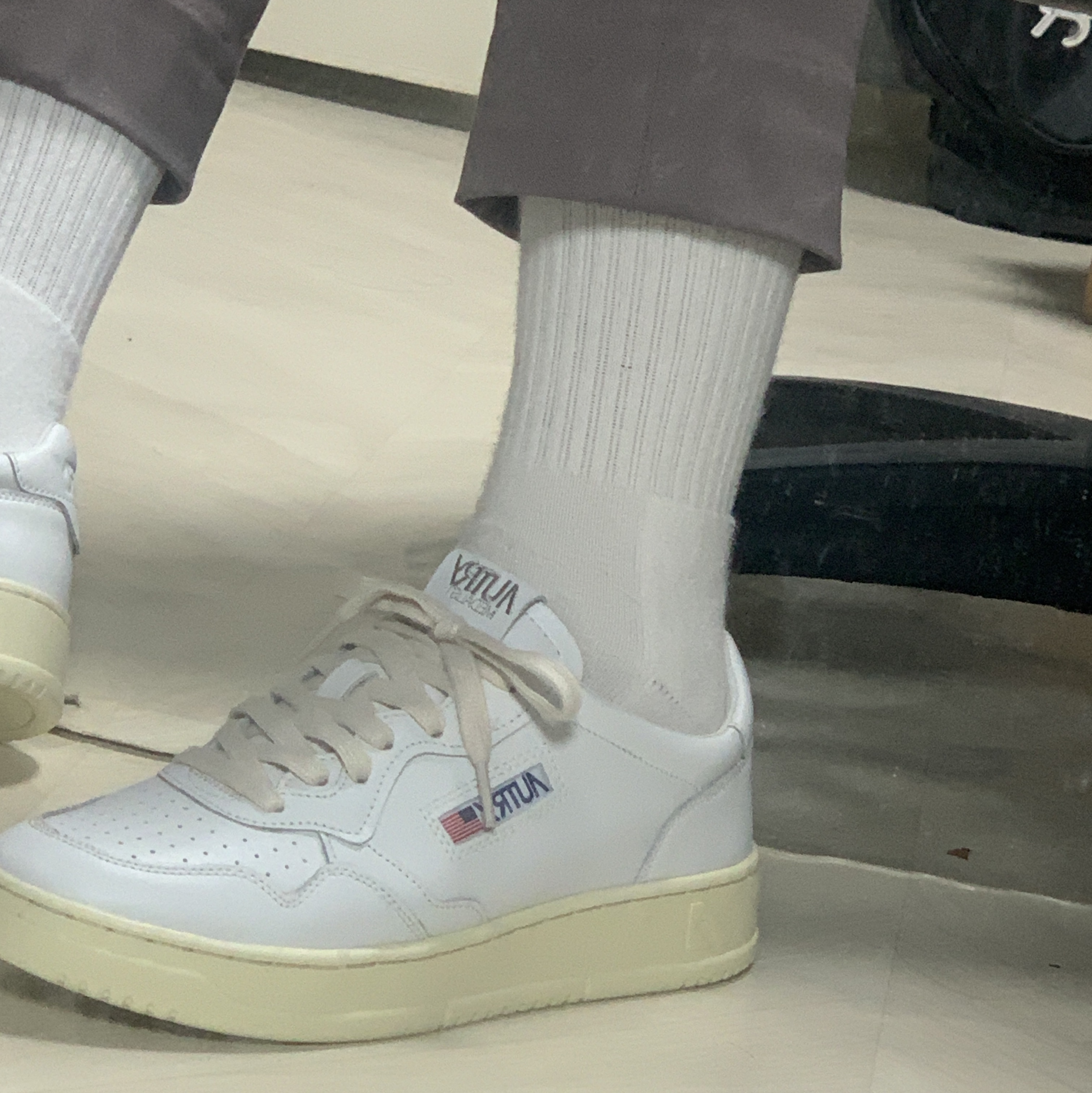 Autry Medalist Low Leather Sneakers White 착용 스타일